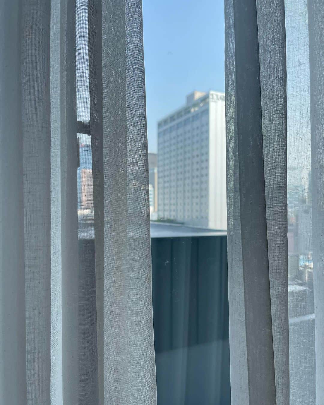 蘂さんのインスタグラム写真 - (蘂Instagram)「泊まった明洞のホテル立地良すぎだろ事件、隣にごんちゃあるのは恐怖すぎだよー👉🏻👈🏻,,,」4月9日 11時39分 - zui____chan