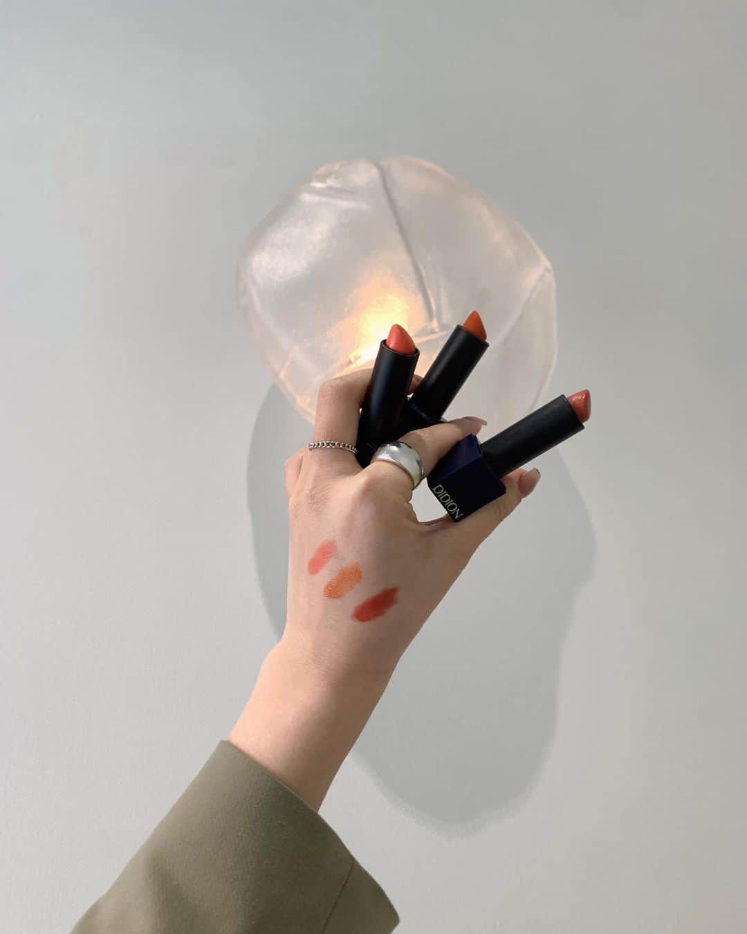 新美歩のインスタグラム：「@didion_beauty   lipstick satin matte / 01.02.03 塗り比べ💄  名前の通り、ツヤ感とマット感のバランスがちょうど良くて、  DIDIONの、マットなシャドウとライナーにも、グリッターのキラキラにも、  どちらとも相性良くておすすめです👌🏻💖  jurk tokyo pop up shop 4.1 - 4.30 の期間開催してます〜！」