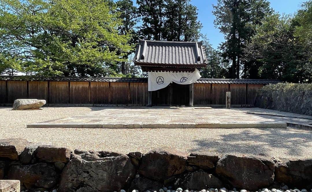 伊藤瑞貴建築設計事務所さんのインスタグラム写真 - (伊藤瑞貴建築設計事務所Instagram)「研修三日目。  ようやく富士山も顔を出し、快適な最終日となりました。  ザ・プリンス 箱根芦ノ湖の色気のある森とつながるロビー 江之浦測候所から見る太平洋と、歴史・アート・素材・自然が混在した得体の知れない感じ  がグッドでした！ 　 ほとんど閉まっていた鎌倉は、またリベンジしたい！ 　 そして、一番の目的の青木医院の竣工写真撮影も無事終了。 プロのカメラマンには失礼なのですが、真横でiPhoneをパシャパシャ！ アングルを盗みながらこちらも写真撮影してきました。 緑が入ってとてもよくなった！  よく食べ、よく上り下りした研修でした！」4月9日 11時45分 - mizukiitooo