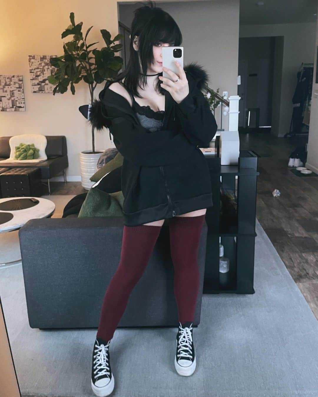 のインスタグラム：「Very obsessed with tonight’s #ootd 👉🏻🖤👈🏻」
