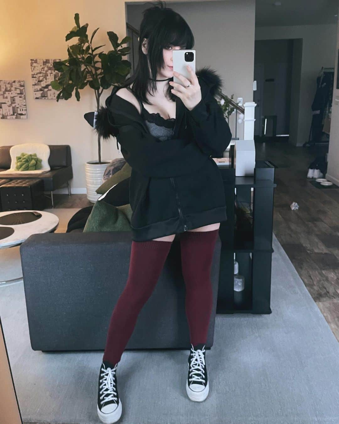 Tessaのインスタグラム：「Very obsessed with tonight’s #ootd 👉🏻🖤👈🏻」