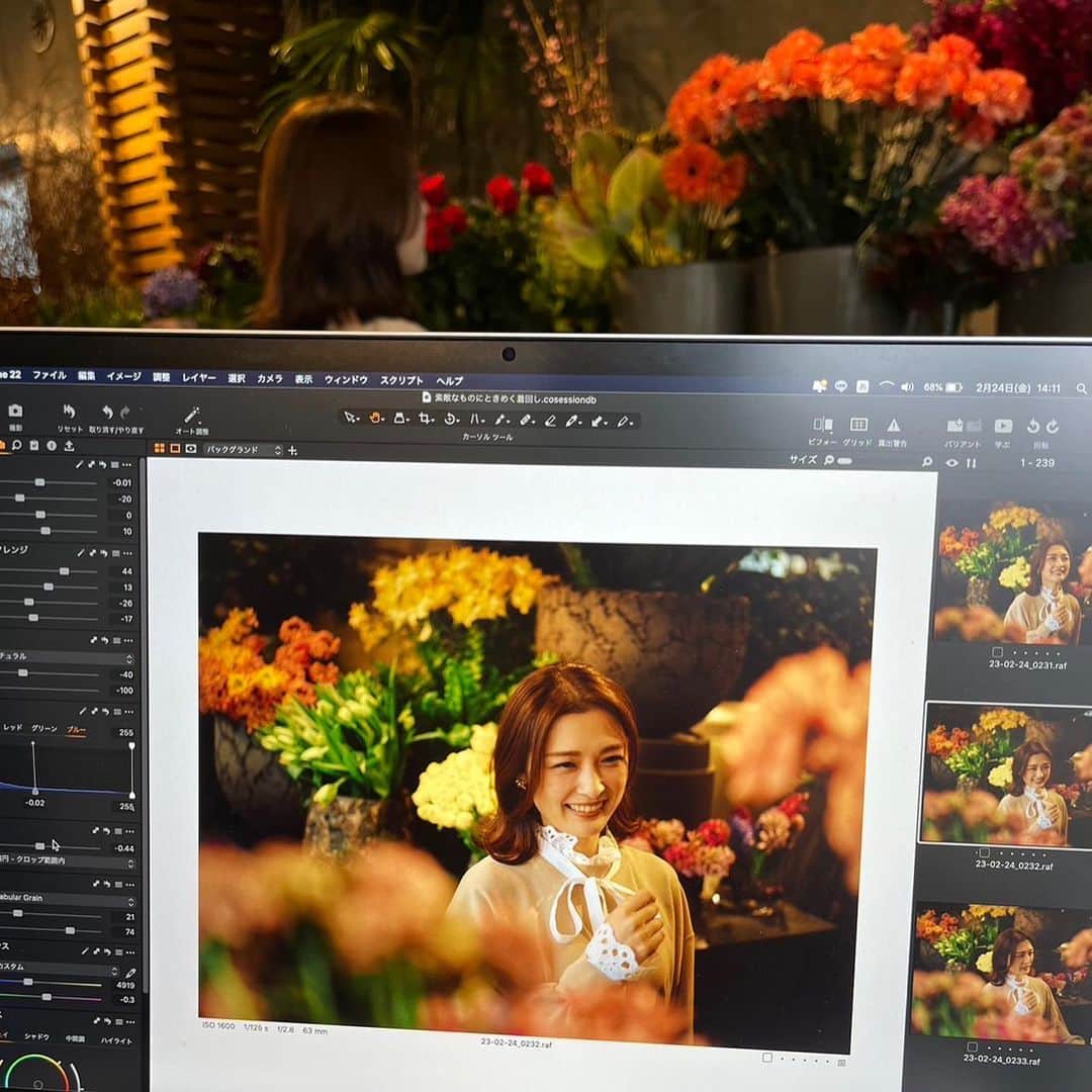 石川梨華のインスタグラム：「オフショット📷  大人百花のオフショットパート❷  こちらは着回しコーデ💛 色々な場所で撮影しました！ 素敵なヘアメイクに素敵な衣装を沢山着れて嬉しかった🥰  大人百花はover35の女性へ向けてのファッション誌💕 もちろん！ 若い女性にも見てもらえたら嬉しいです❣️  この日は、急遽二男を現場に連れて行くことになり💦 皆さんに可愛がってもらい、助けてもらいながらの撮影になりました🥹🙏  ありがとうございました💕  ラストの写真は車の中で待機中に二男が撮ってくれた写真😊  #石川梨華 #モーニング娘og #リアル梨華 #二児の母 #やんちゃボーイズ #大人百花 #絶賛発売中」