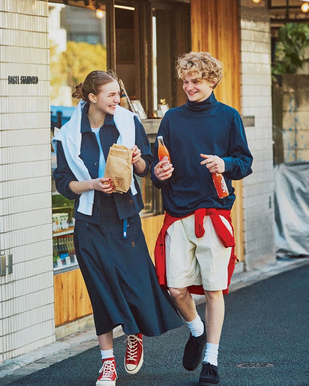 FUDGEのインスタグラム：「‣ ‣ ‣《 着こなしは、3色以内がルールです👗 》 僕の彼女はいつもお洒落だ。 1つ1つのアイテムはベーシックなのに、なんでだろう？ 何か秘訣があるのか聞いてみると、彼女は笑ってこう言った。 「3色以内でまとめることだよ！」  - - - - - - - - - - - - - - - - - - - - - - - - - - ◇STYLE. 01 “「ベーシックカラー＋ 赤」の日” 「今日の服装いいね！ 」ベーグルを買ってご機嫌な彼女に褒められた。 それもそのはず、ちゃんと彼女のお洒落流儀を守っているからね！  ［GIRL］ ✔︎#ジャケット 〰︎UpcycleLino BASIC  ✔︎#スウェットシャツ 〰︎A.P.C @apc_paris  ✔︎#Tシャツ 〰︎FRUIT OFTHELOOM @fruitoftheloom_japan  ✔︎#スカート 〰︎THE NORTH FACE PURPLELABEL  ✔︎#イヤリング 〰︎THE SHINZONE  ✔︎#ソックス 〰︎Tabio @tabio.jp  ✔︎#シューズ 〰︎CONVERSE @converse_jp  ［BOY］ ✔︎#タートルネックシャツ 〰︎L.L.Bean @llbeanjapan  ✔︎#ハーフパンツ 〰︎HERILL @herill_official  ✔︎ジャケット 〰︎F/CE.®︎ @fce_tools  ✔︎シューズ 〰︎Clarks ORIGINALS @clarksoriginals  - - - - - - - - - - - - - - - - - - - - - - - - - - ◇STYLE. 02 “歩道橋から彼女を見つけた日” お洒落な子がいるな……なんて見ていると、それは彼女だった。 グレー、ネイビー、レッド、やっぱり今日も3色だ。  ✔︎ジャケット 〰︎WOOLRICH @woolrich  ✔︎スウェット 〰︎HÉLIOPÔLE @heliopole_official  ✔︎Tシャツ 〰︎FRUIT OF THE LOOM @fruitoftheloom_japan  ✔︎ハーフパンツ 〰︎Gramicci @gramicci_jp  ✔︎#キャップ、シューズ 〰︎Polo Ralph Lauren @poloralphlauren  - - - - - - - - - - - - - - - - - - - - - - - - - - ◇STYLE. 03 “あの橋の上で待ち合わせの日” 待ち合わせ場所で僕を待つ彼女は、やっぱり今日もお洒落だ。 ベージュとホワイトの爽やかな装いに小物の赤が効いていて、遠くからでもその素敵な着こなしが際立っている。  ✔︎ジャケット 〰︎MHL @mhl_jp  ✔︎Tシャツ 〰︎Personal Effects  ✔︎#パンツ 〰︎MACPHEE  ✔︎#メガネ 〰︎Mr.Leight @mr.leight  ✔︎イヤリング 〰︎tamas @tamas.official  ✔︎#バッグ 〰︎MIMI BERRY @mimi_berry_england  ✔︎#ベルト 〰︎Martin Faizey  ✔︎シューズ 〰︎Repetto @repetto_japan  - - - - - - - - - - - - - - - - - - - - - - - - - - ◇STYLE. 04 “公園でランチしよう、の日” 公園へ向かうと、なんだか大人っぽい彼女がいた。 オーバーオールなのに上品に見えるのは、同系色でまとめているからかな？  ✔︎#オーバーオール 〰︎Lee  ✔︎#セーター 〰︎ JOHNSMEDLEY @johnsmedleyknitwear  ✔︎#ニットキャップ 〰︎Véritécoeu @veritecoeur_shop  ✔︎シューズ 〰︎POLO RALPH LAUREN @poloralphlauren  - - - - - - - - - - - - - - - FUDGE　2023年４月号の特集は『RULES OF COLOR 着こなしは、3色以内がルールです。 』僕の彼女はいつもお洒落だ。1つ1つのアイテムはベーシックなのに、なんでだろう?何か秘訣があるのか聞いてみると、彼女は笑ってこう言った。「3色以内でまとめることだよ!」  全国の書店、コンビニ、webで人気販売中です！◎ ぜひ最新号をゲットして @fudge_magazine をタグ付けしてくださいね！  《FUDGEの他のアカウントも更新中》 ⌎men'sFUDGE @mensfudge ⌎snap @fudge_snap ⌎online store @fudge_online_store ⌎friend @fudge_friend ⌎coffee @fudge_coffee   #ファッジ #fudge_magazine #ファッション誌 #洋服好きな人と繋がりたい #服好き #おしゃれ女子 #おしゃれ好き #お洒落好き #お洒落女子 #春アウター #春コーデ」