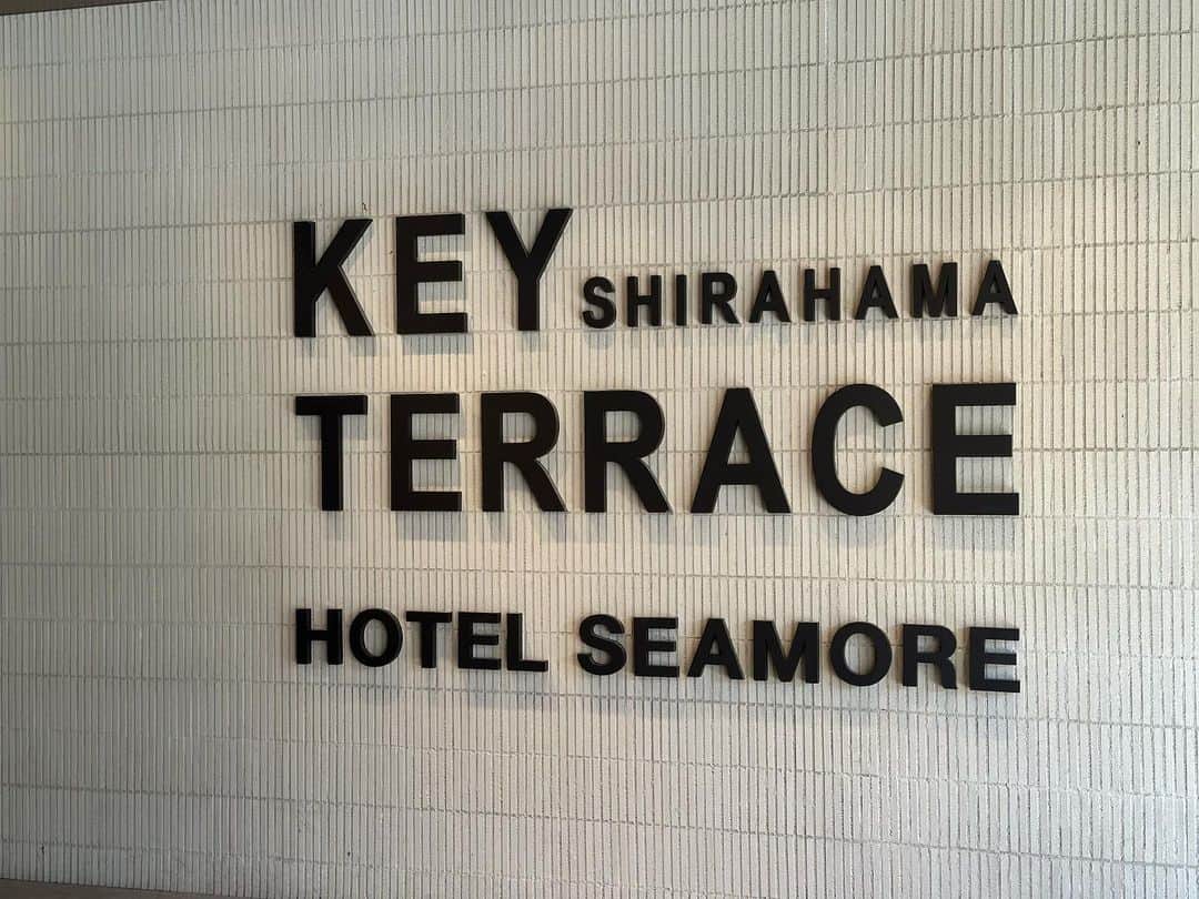 aisenさんのインスタグラム写真 - (aisenInstagram)「@keyterrace_hotelseamore 様でのイベント、GRAND FARMER’S MARKET🍽本日10時よりスタートしました✨  開始から既に沢山の方にお越しいただいております😊  こだわりの野菜やフルーツ、蜂蜜、お米など生産者さんから直接お話を聞いたりしながら手渡しでお買い上げ頂ける素敵なイベント😍  16時まで開催してますので是非お越しください✌️  @nakayama_green_farm  @yosukee.t  @mikanya_shofuku  @goenza_agri  @bungo38  @kado.nouen   #和歌山  #白浜町  #白浜旅行  #白浜イベント」4月9日 12時00分 - aisen_industrial