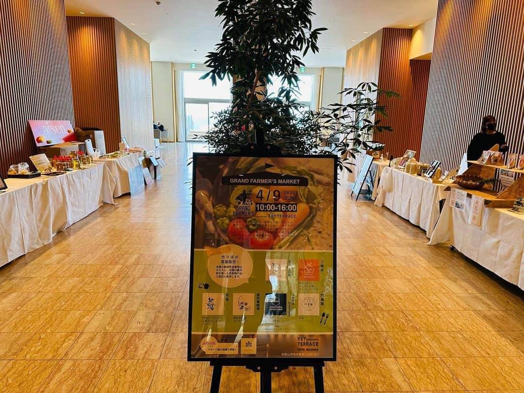 aisenさんのインスタグラム写真 - (aisenInstagram)「@keyterrace_hotelseamore 様でのイベント、GRAND FARMER’S MARKET🍽本日10時よりスタートしました✨  開始から既に沢山の方にお越しいただいております😊  こだわりの野菜やフルーツ、蜂蜜、お米など生産者さんから直接お話を聞いたりしながら手渡しでお買い上げ頂ける素敵なイベント😍  16時まで開催してますので是非お越しください✌️  @nakayama_green_farm  @yosukee.t  @mikanya_shofuku  @goenza_agri  @bungo38  @kado.nouen   #和歌山  #白浜町  #白浜旅行  #白浜イベント」4月9日 12時00分 - aisen_industrial