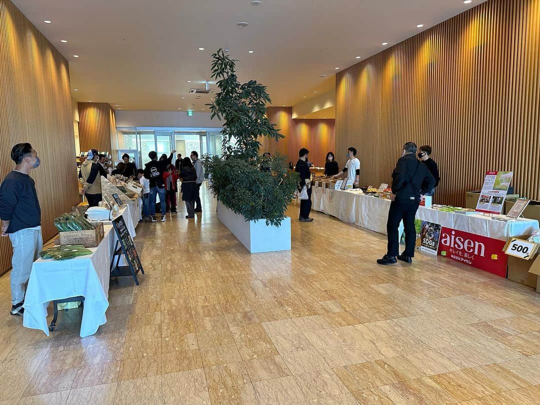aisenさんのインスタグラム写真 - (aisenInstagram)「@keyterrace_hotelseamore 様でのイベント、GRAND FARMER’S MARKET🍽本日10時よりスタートしました✨  開始から既に沢山の方にお越しいただいております😊  こだわりの野菜やフルーツ、蜂蜜、お米など生産者さんから直接お話を聞いたりしながら手渡しでお買い上げ頂ける素敵なイベント😍  16時まで開催してますので是非お越しください✌️  @nakayama_green_farm  @yosukee.t  @mikanya_shofuku  @goenza_agri  @bungo38  @kado.nouen   #和歌山  #白浜町  #白浜旅行  #白浜イベント」4月9日 12時00分 - aisen_industrial