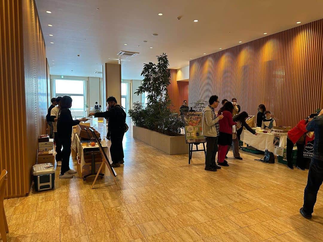 aisenさんのインスタグラム写真 - (aisenInstagram)「@keyterrace_hotelseamore 様でのイベント、GRAND FARMER’S MARKET🍽本日10時よりスタートしました✨  開始から既に沢山の方にお越しいただいております😊  こだわりの野菜やフルーツ、蜂蜜、お米など生産者さんから直接お話を聞いたりしながら手渡しでお買い上げ頂ける素敵なイベント😍  16時まで開催してますので是非お越しください✌️  @nakayama_green_farm  @yosukee.t  @mikanya_shofuku  @goenza_agri  @bungo38  @kado.nouen   #和歌山  #白浜町  #白浜旅行  #白浜イベント」4月9日 12時00分 - aisen_industrial