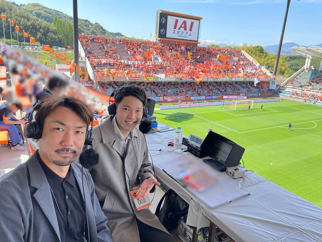 のインスタグラム：「・ ・ 【J2第8節 清水エスパルス2-1東京ヴェルディ◯】  解説:西部洋平さん リポーター:鬼頭里枝さん  エスパルスvsヴェルディの実況を担当させて頂きました🎤  先制は5試合連続無失点、4連勝中のヴェルディ！ エスパルスは失点後に円陣を組み、 改めて意思疎通をしてからピッチに散りました。 その後も、1つになってハードに連動して戦い続け、 北爪選手が同点弾！終盤にはオ セフン選手が逆転弾！ 互いに持ち味を出す中、チームとサポーターで一緒に掴んだ 今季リーグ戦初勝利でした✨  試合後の勝ちロコは、皆さん嬉しそうで嬉しそうで☺️ アンコール？？もあって長めでしたね！  ちなみに、今季エスパルス戦の実況はここまで2勝1分🟠 個人的には、放送席から今季2度目の勝ちロコでした🍊  今節もまた反省がたくさんあります。 目の前の事象を正しくお伝えできるように、 引き続き勉強します📖  #Jリーグ #静岡#清水#spulse#清水エスパルス」