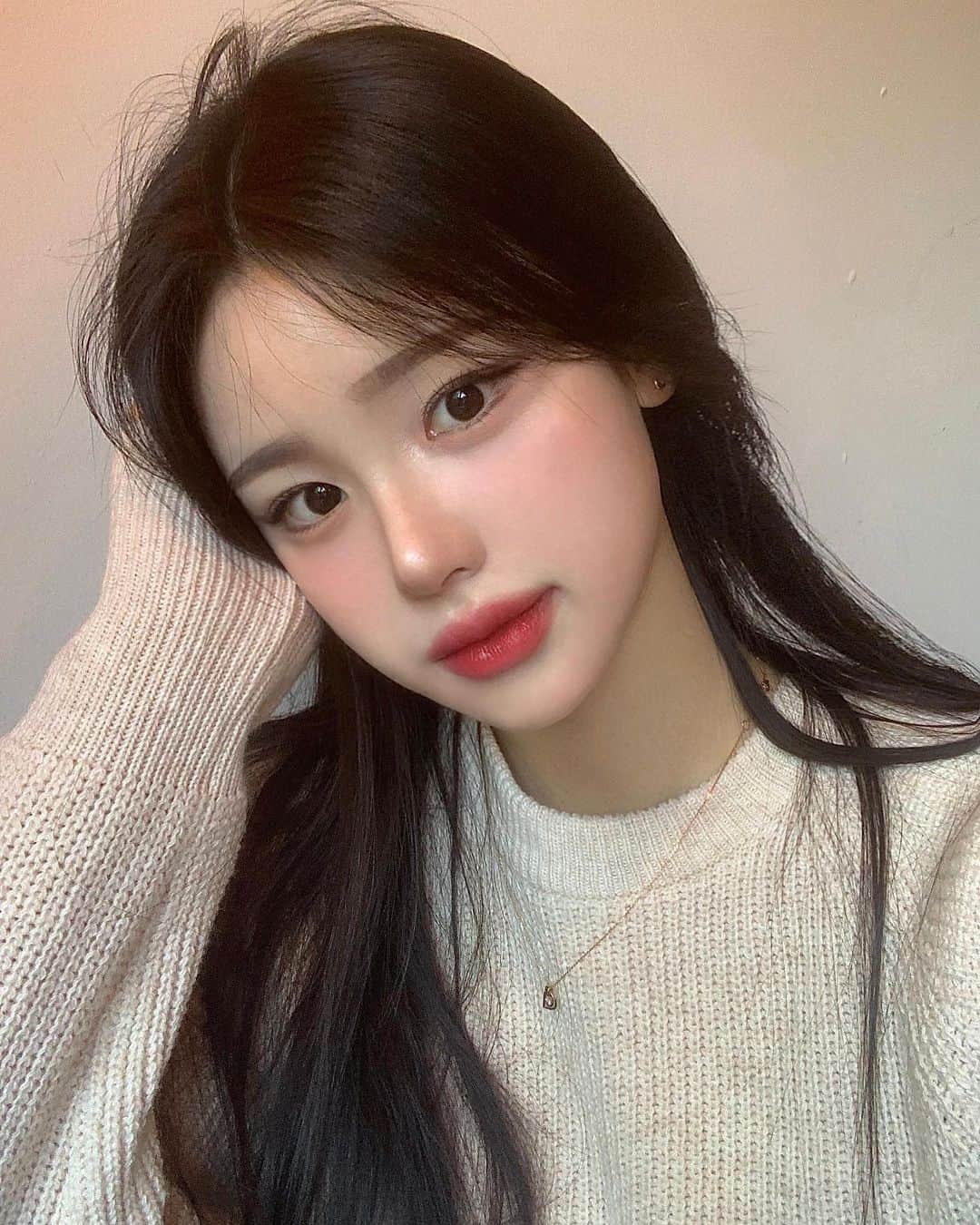 ナム・スミンのインスタグラム：「피부유산균 스바틱 공구 OPEN🍓(4.9-12) 지금부터 딱 2시간 6+1 타임찬스!! 프로필 구매링크로 달려가세요🐰  어제 받은 스바틱 간증 후기와 제 후기들을 모아보았어요🫶  ❓스바틱이 왜 피부를 좋게 만들어줄까❓ 스바틱에는 크게 17가지 유산균들과 수분폭탄 히알루론산이 들어있어요🫧  🫧유산균 효과 17가지 유산균에는 흔히 알고 있는 장건강에 도움을 주는 유산균들과 항염증, 항아토피 기능이 있는 균주들이 있답니다!! 피부에 생기는 트러블도 염증의 일부이기 때문에 이 균주들이 도움을 줘요🫶 또 장이 건강해지면서 몸 전체 면역체계가 올라가기 때문에 피부에 유해한 환경에서도 더 건강하게 방어할 수 있게 되어요💪  🫧히알루론산 효과 히알루론산은 자기 무게의 1,000배 이상의 수분을 저장할 수 있어 피부를 촉촉하게 유지해주는 성분이에요! 아기 피부는 엄청 촉촉하고 보들보들 말랑하잖아요? 그게 히알루론산이 어릴 때는 풍부하다가 나이가 들면서 점점 감소하기 때문이래요!!!  히알루론산이 포함된 스킨케어  제품을 사용해도 효과 본 적이 없다는 분들이 꽤 많았는데, 바르는 히알루론산 성분은 피부의 진피층까지 흡수되지 않기 때문이래요!! 그래서 스바틱으로 히알루론산을 직접 섭취해 체내로 전달하면 좀 더 제대로 된 효과를 볼 수 있다는 거예요🤭  1일 1포, 딸기 마이쮸맛 스바틱으로 장건강+피부건강 같이 잡아요🐰🍓  +리얼 후기들은 프로필 하이라이트에서 볼 수 있어요💗」