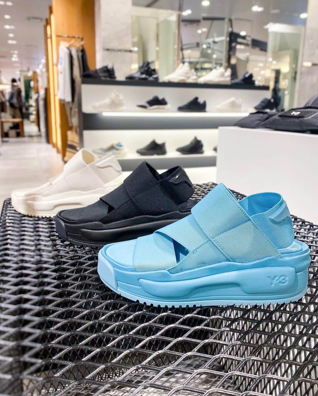 のインスタグラム：「. Y-3 HAT! SANDAL! At 3F MODE  Y-3(ワイスリー)より、 バスケットボール・スニーカーを参考に現代のファッション・コードに書き換えた「Y-3 RIVALRY SANDAL」が登場。その他バケットハットやTシャツなど、これからの季節に活躍するアイテムが多数ラインアップ。  Page1‐3　サンダル　46,200円 Page4‐5　ハット　17,600円  #Y3 #ワイスリー #23ss #新作 #hankyumode #hankyu #阪急百貨店 #阪急本店 #うめはん #ファッション #トレンドファッション #サンダル #厚底サンダル #バケットハット #Tシャツ」