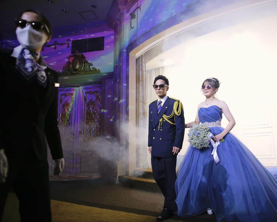 マリエカリヨン名古屋のインスタグラム：「@marieecarillon . 披露宴を指揮するバンケットキャプテンと 新郎新婦様はまさに一心同体✨  頼もしいスタッフと一緒に 素敵な結婚式を作りませんか？☺️ . ▼ブライダルフェアは インスタのTOPからご予約が出来ます⚐ ＞＞＞ @marieecarillon . マリエカリヨン名古屋では、 お客様の安心安全を考慮して、 業界のガイドラインに沿って、 感染症対策を行ったうえで、 営業を行っております。 オンラインでのご相談も受け付けておりますので、 お気軽にお問合せ下さい。 . ------------------ . @marieecarillonをフォローして #マリエカリヨン #マリエカリヨン名古屋 のハッシュタグをつけて お写真を投稿してみてくださいね✳︎ . こちらの公式IG（@marieecarillon） で取り上げさせていただきます♡ . #式場見学 #プレ花嫁 #結婚式準備 #プロポーズされました #入籍 #婚約 #ブライダルフェア #名古屋結婚式 #愛知プレ花嫁 #ウェディングレポ  #大聖堂  #大人可愛い #卒花しました #式場迷子 #披露宴会場  #式場選び #日本中の花嫁さんと繋がりたい #東海花嫁 #名古屋花嫁 #mydress #nagoya  #weddingdress #weddingparty #披露宴#披露宴レポ #お色直し#お色直し入場 #プロジェクションマッピング」