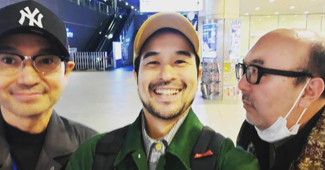 のインスタグラム：「♪ 昨夜は「演劇ごはん」でお世話になっている足立さん、夫婦共通の旧友おのっちこと松延春季さんと三人でお酒を。 話が尽きぬ夜。 これからの楽しみがまた増えた夜でした。 おっさん達、元気です！」