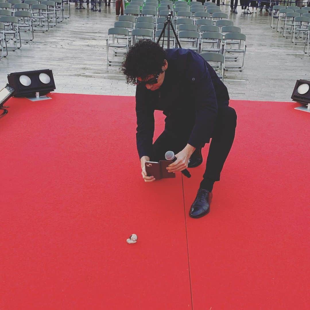 のインスタグラム：「昨日のあられとてつや。 @iamtetsuyamurakami  #lifestylewithdogs #パクリグラム　#の現場 @the_gospellers_official」
