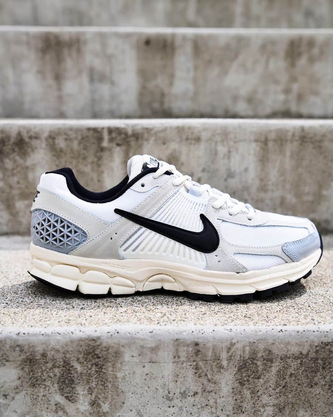 アトモスさんのインスタグラム写真 - (アトモスInstagram)「. “NIKE TIMELESS PACK”  NIKEから過去のアーカイブを現代のモデルとフュージョンさせたコレクションが登場。 W NIKE DUNK LOW SE は、2000年代に発売された AIR ZOOM VOMERO 5 のオリジナルカラーであるグレーを基調にしたカラーを纏い、VOMERO 5 の特徴でもあるケージ状のプラパーツを備え、これまでのDUNKとは一風変わったデザイン。 W NIKE ZOOM VOMERO 5 PRM は、絶大な支持を得ている DUNK LOW “PANDA” のカラーリングを落とし込んだオーバーレイで包まれており、そのまま着用するのはもちろんのこと、取り外すことによってホワイトカラーベースのクリーンな印象のモデルへと変化します。 NIKE AIR MAX 1 PRM は、1982年に発売されたオリジナルの Air Force 1 のデザインを落とし込み、レザーのアッパーにシルバーの差し色、AF1の特徴でもあるストラップを備えた特徴的な一足。 AIR FORCE 1 ’07 LV8 は、1987年発売の AIR MAX 1 のブロッキング、素材感を落とし込み、カラーリングは AIR MAX 1 のオリジナルカラーであるロイヤルを纏った一足に。 4モデルともインソールには、Timeeless pack のグラフィックが施されており、ラッピングペーパーやシューボックスにも拘りが詰まったコレクションとなります。 W NIKE DUNK LOW SE、W NIKE ZOOM VOMERO 5 PRMは現在atmos-tokyo.comにて抽選受付中。 本コレクションは4/13(木)よりatmos 各店（一部店舗除く）、atmos オンラインにて発売いたします。  NIKE has released a collection that fuses past archives with modern models. W NIKE DUNK LOW SE wears a color based on gray, which is the original color of AIR ZOOM VOMERO 5 released in the 2000s. Unique design. W NIKE ZOOM VOMERO 5 PRM is wrapped in an overlay that incorporates the coloring of DUNK LOW “PANDA”, which has gained tremendous support. It changes to a model of impression. The NIKE AIR MAX 1 PRM is a unique pair that incorporates the design of the original Air Force 1 released in 1982, with a leather upper with a silver accent color and a strap that is also a feature of the AF1. The AIR FORCE 1 '07 LV8 has the blocking and texture of the AIR MAX 1 released in 1987, and the coloring is royal, which is the original color of the AIR MAX 1. All four models have Timeeless pack graphics on the insoles, and the collection is packed with attention to wrapping paper and shoe boxes. W NIKE DUNK LOW SE is currently accepting lotteries at atmos-tokyo.com. This collection will be on sale at atmos stores (excluding some stores) and atmos online from 4/13 (Thursday).   #atmos#nike#TIMELESSPACK」4月9日 12時14分 - atmos_japan