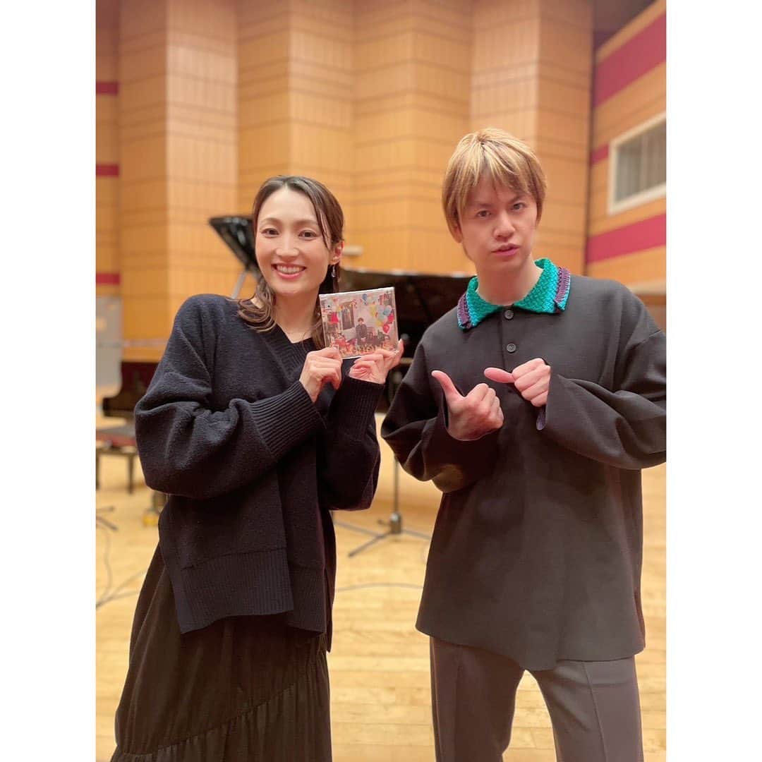 のインスタグラム：「📻 4/9 21:00〜 #ラジオ #NHKFM #望海風斗のサウンドイマジン  #毎週日曜夜9時 ⁡ ⁡ さぁ〜て、いよいよラジオのレギュラー番組がスタートします‼︎ 記念すべき初回ゲストは #浦井健治 さんです👏 健ちゃんが盛り盛りに盛り上げてくださいました😆 ⁡ そして、もう一方‼︎ #大貫祐一郎 さん🙌 大貫さんがまさか私のラジオに来てくださるなんて…🥹 ⁡ お二方のお力をお借りして、素敵な初回になりました✨ 本当にありがとうございました😭 ⁡ お楽しみに〜♪ ⁡ ⁡ 聴き逃しは #らじるらじる で何度でも！ #公式Twitterも宜しく」