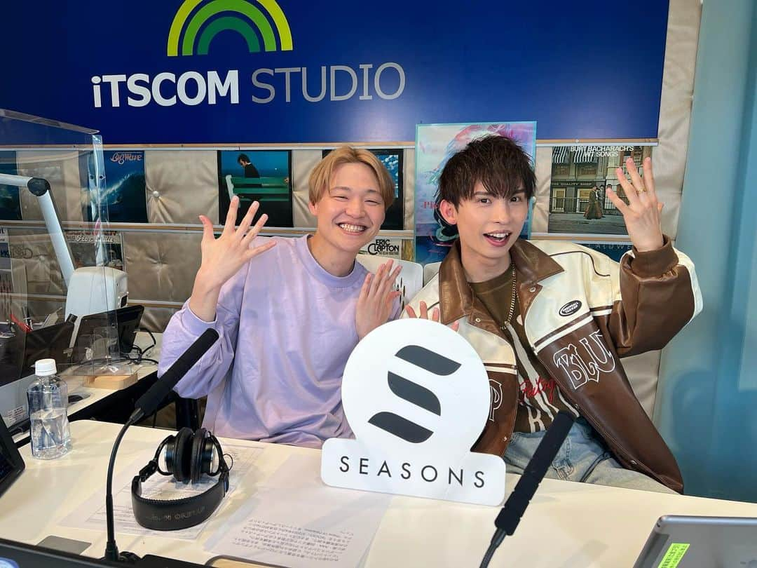 藤井達也のインスタグラム：「SEASONS RADIOありがとうございました🙌  KOCKYさんがゲストで きてくれました‼️  パラパラダンス楽しすぎw リリースおめでとう🎉 #たまプラーザ #FMサルース」