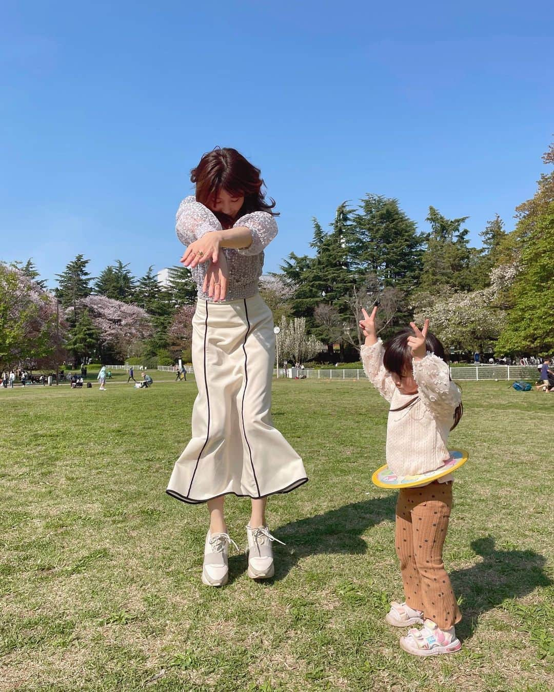 伊藤友里さんのインスタグラム写真 - (伊藤友里Instagram)「かけこみお花見🌸🌸  いつも思い立つのがぎりぎりで 毎年のように葉桜を楽しんでいます😂🫶  でも花びらがヒラヒラこの時期も素敵☺️✨ 娘も雪ー！と喜んでいました(ちがう)  親子でハマっている「エビカニクス」を踊ったりボール遊びをしたりいい一日でした🦐🦀  #お花見 #砧公園 #エビカニクス」4月9日 12時21分 - ito_yuri_official