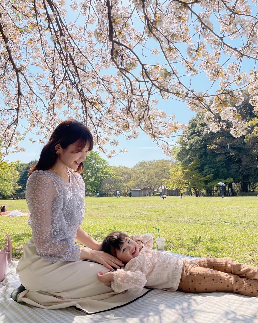 伊藤友里のインスタグラム：「かけこみお花見🌸🌸  いつも思い立つのがぎりぎりで 毎年のように葉桜を楽しんでいます😂🫶  でも花びらがヒラヒラこの時期も素敵☺️✨ 娘も雪ー！と喜んでいました(ちがう)  親子でハマっている「エビカニクス」を踊ったりボール遊びをしたりいい一日でした🦐🦀  #お花見 #砧公園 #エビカニクス」
