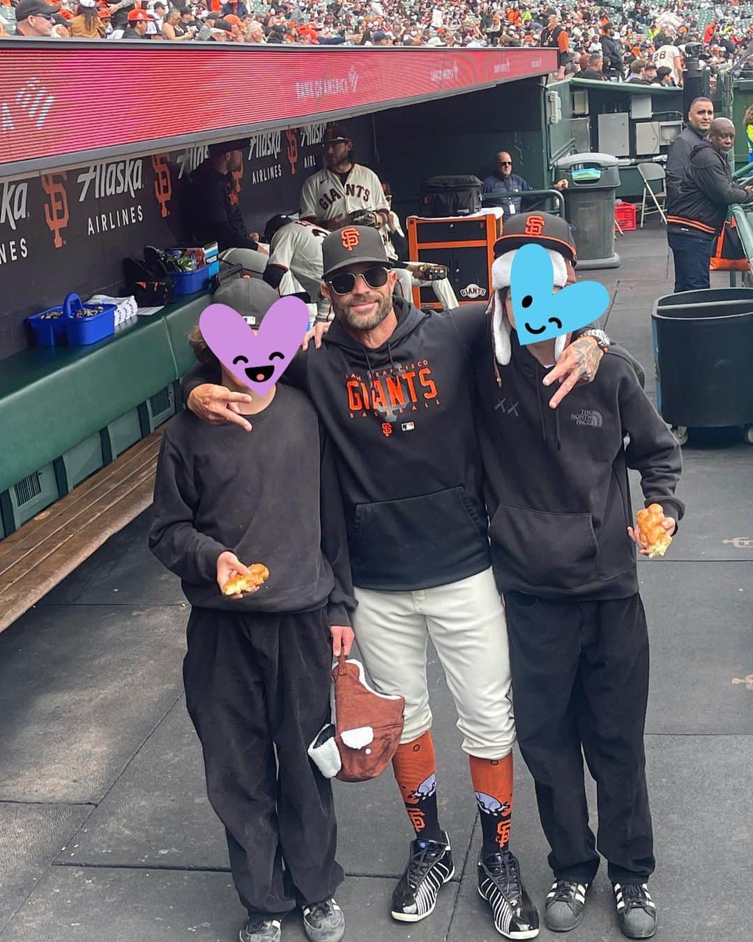 ローラ・グラウディーニのインスタグラム：「Best cousin award goes to @gabekapler 😍thanks for so much ⚾️ l-o-v-e」