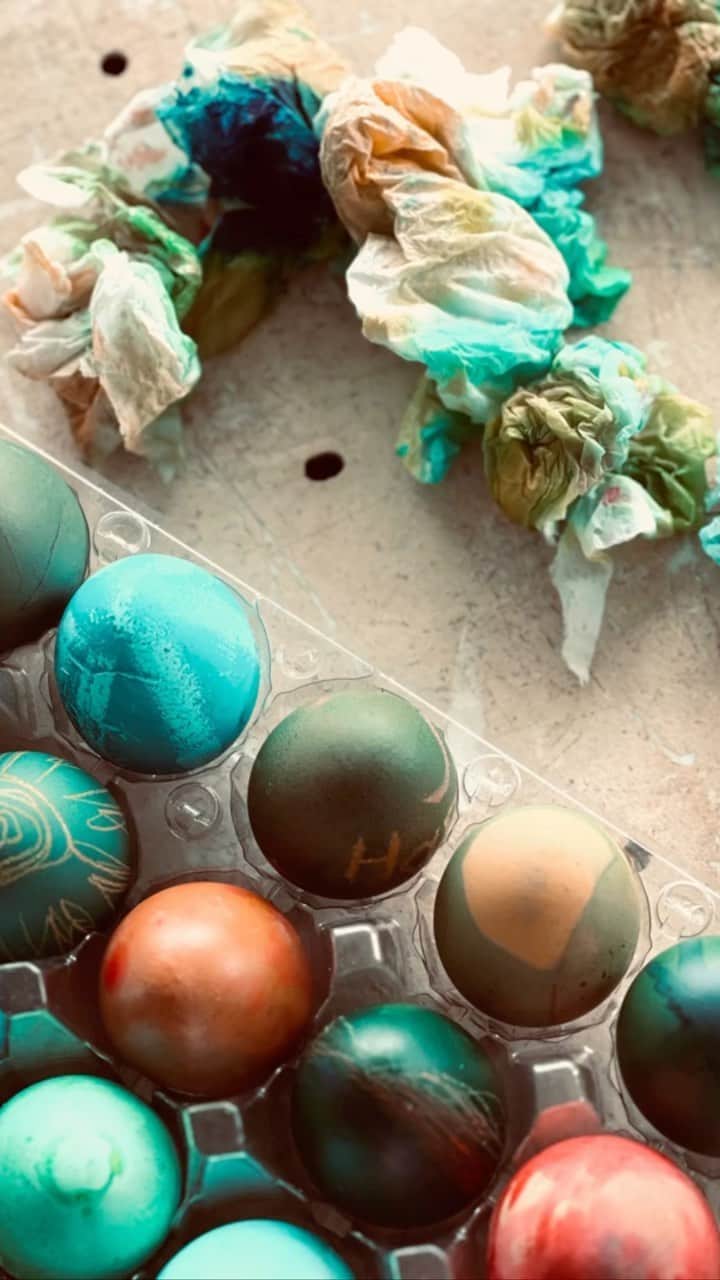 エヴァンジェリン・リリーのインスタグラム：「Happy Easter 🐣 everybody! I love this holiday. We always throw a big bash at our place with an outdoor egg hunt, games, loads of delicious food and, of course, my homemade sangria. It is a tradition that I cherish and memories we will never forget.   Video: prepping eggs for the hunt! 🐇」