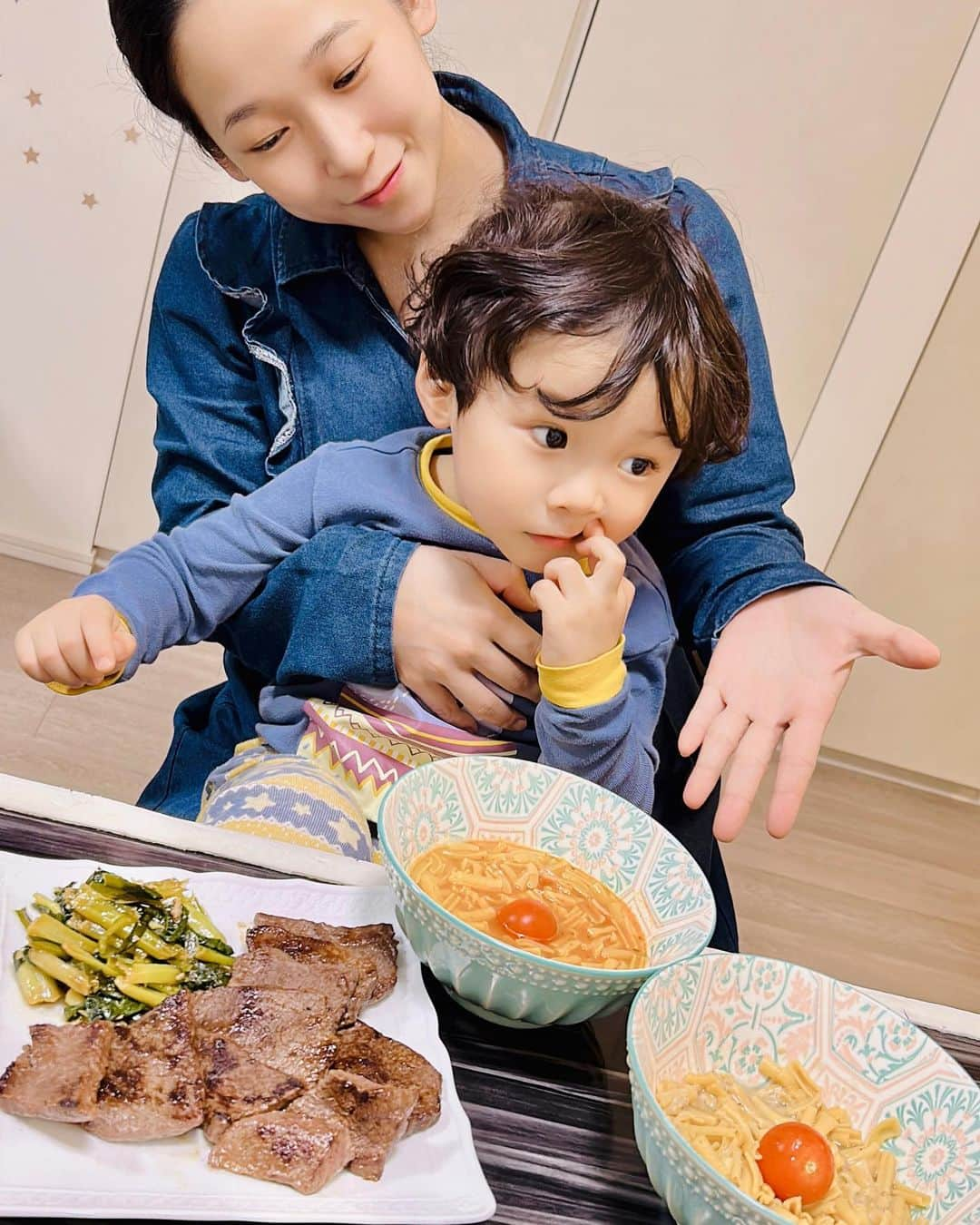 世手子さんのインスタグラム写真 - (世手子Instagram)「Yakiniku with family🥩✨✨ delicious dinner🍽 Kobe beef🐮🐮🐮 楽しい夕食🌟 育児は体力勝負だから #神戸ビーフ の焼肉用のモモ肉でスタミナつけよう(^_-) #神戸牛 は脂肪が少なく赤身の部分が非常に多くて美味しい（＾ν＾） 柔らかい赤身で脂肪が少ないからヘルシーで食べやすい🌟 牧場直営の玉家が厳選した極上のお肉が家族で楽しめるよ( ͡° ͜ʖ ͡°)  ふるさと納税サイトさとふるに出品しているお礼品でおススメです！  詳しくは玉家のインスタを見てね💖 @tamaya0615  #牧場直営店玉家#玉家#ふるさと納税 #さとふる #さとふる玉家 #返礼品 #ご当地グルメ#太子町　  #zenb #zenbmeal #ミニパスタスープ #糖質オフ #ゼンブミール #202303zenbミール でヘルシーで嬉しい（＾_＾） 味も美味しくて満足⭐️  #ドタバタ育児  #二児のママ  #2児育児 #赤ちゃんのいる暮らし  #3歳男の子 #3歳差育児  #二児の母 #二児ママ  #ママシンガー  #二児育児 #2児ママ  #monipla #zenb_fan」4月9日 12時29分 - rojide