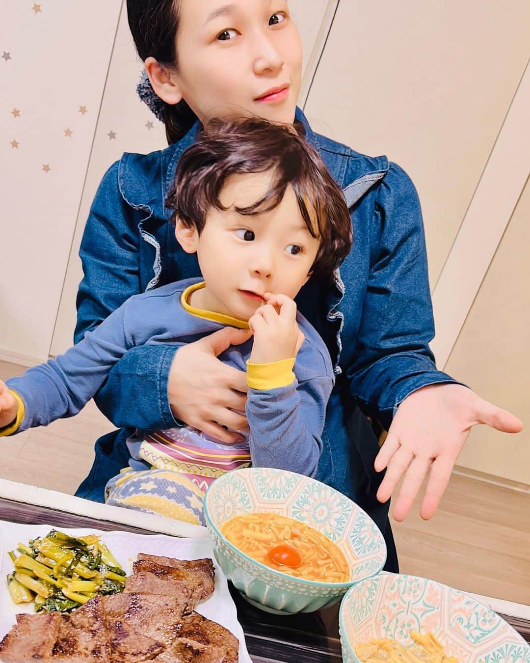 世手子さんのインスタグラム写真 - (世手子Instagram)「Yakiniku with family🥩✨✨ delicious dinner🍽 Kobe beef🐮🐮🐮 楽しい夕食🌟 育児は体力勝負だから #神戸ビーフ の焼肉用のモモ肉でスタミナつけよう(^_-) #神戸牛 は脂肪が少なく赤身の部分が非常に多くて美味しい（＾ν＾） 柔らかい赤身で脂肪が少ないからヘルシーで食べやすい🌟 牧場直営の玉家が厳選した極上のお肉が家族で楽しめるよ( ͡° ͜ʖ ͡°)  ふるさと納税サイトさとふるに出品しているお礼品でおススメです！  詳しくは玉家のインスタを見てね💖 @tamaya0615  #牧場直営店玉家#玉家#ふるさと納税 #さとふる #さとふる玉家 #返礼品 #ご当地グルメ#太子町　  #zenb #zenbmeal #ミニパスタスープ #糖質オフ #ゼンブミール #202303zenbミール でヘルシーで嬉しい（＾_＾） 味も美味しくて満足⭐️  #ドタバタ育児  #二児のママ  #2児育児 #赤ちゃんのいる暮らし  #3歳男の子 #3歳差育児  #二児の母 #二児ママ  #ママシンガー  #二児育児 #2児ママ  #monipla #zenb_fan」4月9日 12時29分 - rojide