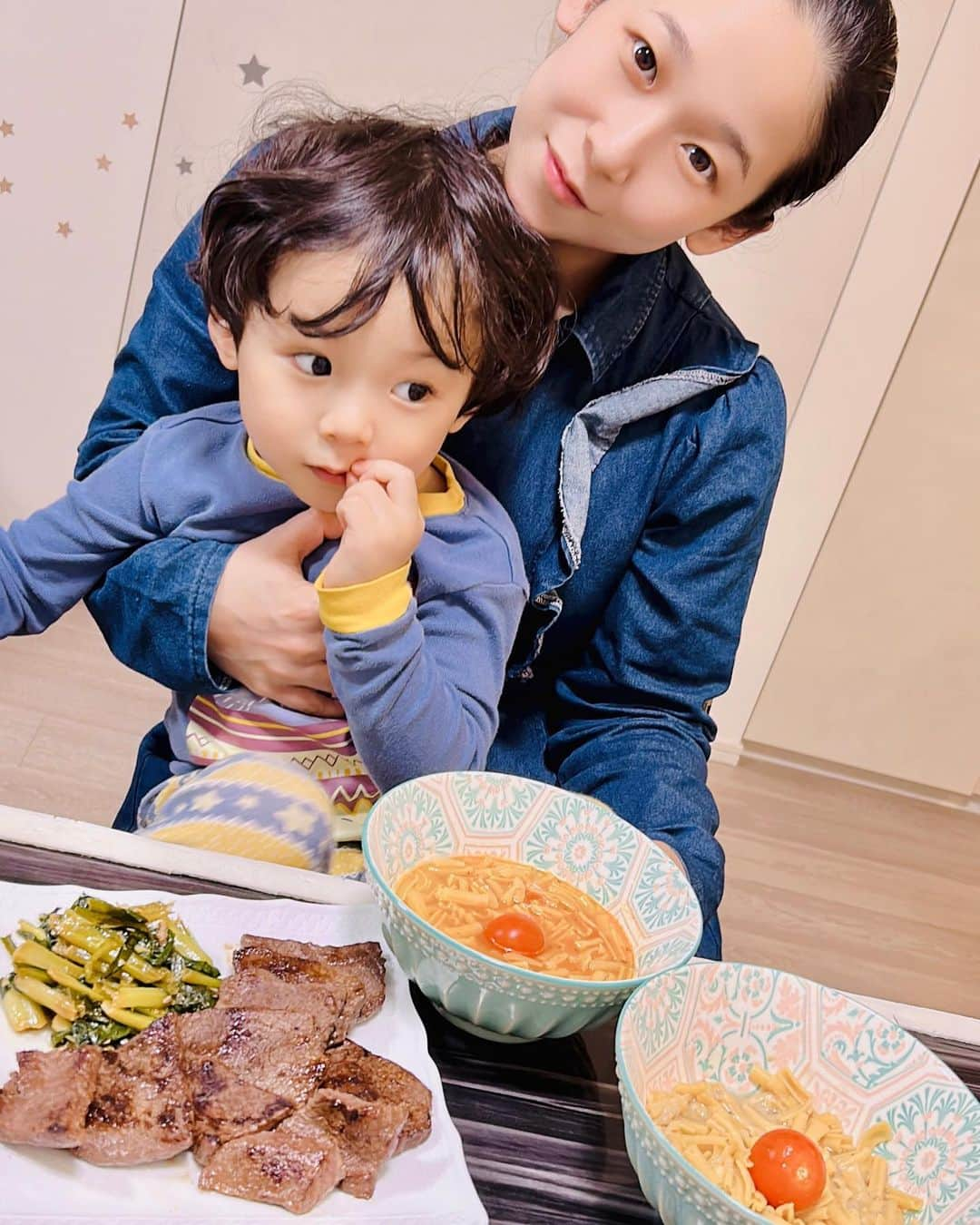 世手子さんのインスタグラム写真 - (世手子Instagram)「Yakiniku with family🥩✨✨ delicious dinner🍽 Kobe beef🐮🐮🐮 楽しい夕食🌟 育児は体力勝負だから #神戸ビーフ の焼肉用のモモ肉でスタミナつけよう(^_-) #神戸牛 は脂肪が少なく赤身の部分が非常に多くて美味しい（＾ν＾） 柔らかい赤身で脂肪が少ないからヘルシーで食べやすい🌟 牧場直営の玉家が厳選した極上のお肉が家族で楽しめるよ( ͡° ͜ʖ ͡°)  ふるさと納税サイトさとふるに出品しているお礼品でおススメです！  詳しくは玉家のインスタを見てね💖 @tamaya0615  #牧場直営店玉家#玉家#ふるさと納税 #さとふる #さとふる玉家 #返礼品 #ご当地グルメ#太子町　  #zenb #zenbmeal #ミニパスタスープ #糖質オフ #ゼンブミール #202303zenbミール でヘルシーで嬉しい（＾_＾） 味も美味しくて満足⭐️  #ドタバタ育児  #二児のママ  #2児育児 #赤ちゃんのいる暮らし  #3歳男の子 #3歳差育児  #二児の母 #二児ママ  #ママシンガー  #二児育児 #2児ママ  #monipla #zenb_fan」4月9日 12時29分 - rojide