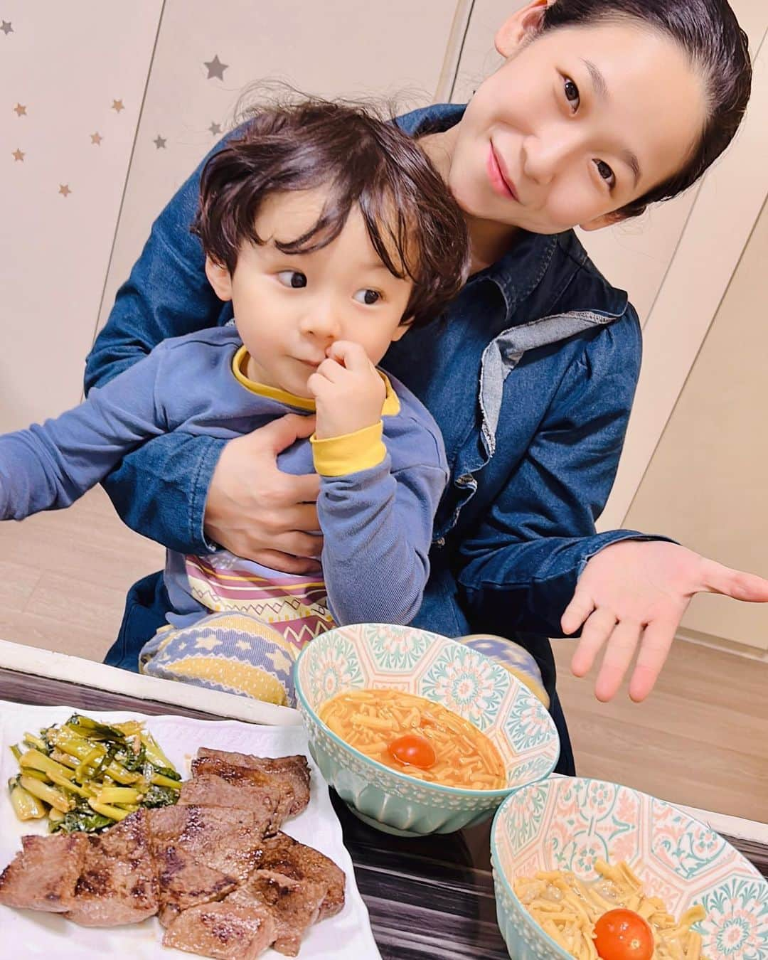 世手子さんのインスタグラム写真 - (世手子Instagram)「Yakiniku with family🥩✨✨ delicious dinner🍽 Kobe beef🐮🐮🐮 楽しい夕食🌟 育児は体力勝負だから #神戸ビーフ の焼肉用のモモ肉でスタミナつけよう(^_-) #神戸牛 は脂肪が少なく赤身の部分が非常に多くて美味しい（＾ν＾） 柔らかい赤身で脂肪が少ないからヘルシーで食べやすい🌟 牧場直営の玉家が厳選した極上のお肉が家族で楽しめるよ( ͡° ͜ʖ ͡°)  ふるさと納税サイトさとふるに出品しているお礼品でおススメです！  詳しくは玉家のインスタを見てね💖 @tamaya0615  #牧場直営店玉家#玉家#ふるさと納税 #さとふる #さとふる玉家 #返礼品 #ご当地グルメ#太子町　  #zenb #zenbmeal #ミニパスタスープ #糖質オフ #ゼンブミール #202303zenbミール でヘルシーで嬉しい（＾_＾） 味も美味しくて満足⭐️  #ドタバタ育児  #二児のママ  #2児育児 #赤ちゃんのいる暮らし  #3歳男の子 #3歳差育児  #二児の母 #二児ママ  #ママシンガー  #二児育児 #2児ママ  #monipla #zenb_fan」4月9日 12時29分 - rojide