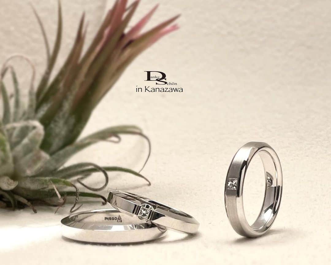 Danke schön ダンケ 金沢 結婚指輪 鍛造さんのインスタグラム写真 - (Danke schön ダンケ 金沢 結婚指輪 鍛造Instagram)「・ ・ ハイ🙌🏻 今日のバウアーさんは ・ ・ 久しぶりの 『似てるけど違う』シリーズ ・ ・ 📷左2型 「鍛造削り出し」の指輪の製法の 特徴的一つエッジ(角)を利かせたタイプ ・ ・ 📷右の指輪 全体的にエッジを 敢えて落としたモデル ・ ・ 📷右 ▪︎甲丸形状とは違う全く違う。 ▪︎平打ち形状でもなければ甲丸形状でもない絶妙な形状 ・ ・ 甘過ぎずハード過ぎない このモデル写真では全く良さが伝わらず😢 ・ ・ 店頭でも自ら手を伸ばして 指につけて見る人は少し😅 ・ ・ それは単なる今の時代で言う 『映えない』だけ ・ ・ と言う事は ・ ・ 日々の生活で身につけていても 『ここに指輪してます』感の 主張をし過ぎないモデルでは？😆 ・ ・ あれッ🤭皆さん 「結婚指輪」を選び始めた時に 言ってませんか？ ・ ・ ☑︎派手過ぎない ☑︎主張しない ☑︎シンプルな…と ・ ・ でもこう言うSNSを見始めると 目に留まる指輪と実際に探し求めている指輪と 相反している事があるって先ずは自覚してくださいね。 ・ ・ そう🙌🏻Dankeの口癖 『頭と心と行動がバラバラ』に なってますよ🤭 ・ ・ まぁ！皆さん！ そこからが指輪選びのスタートなんですけどね。 ・ ・ どうかSNSに踊らされる事なく しっかり「生涯共に…の指輪」を選び抜いてくださいね。 ・ ・ まぁ！🤭 「選ぶ事」より先ずは「知る事」からが先 ・ ・ 「生涯共に…の指輪」の 選び方ではなく ・ ・ 『選び抜き方』を知ってみたい方は 是非！御来店を待ちしております🙌🏻 ・ ・ ・ ・ ・ 鍛造削り出し 🇩🇪クリスチャンバウアー 専門店 ・ ・ ワンランク上をいくノウハウの クリスチャンバウアーの選び方なら 『Danke schön 』 ・ ・ ・ —— 𝐃𝐚𝐧𝐤𝐞————————————— ▪︎ Instagramプロフィール 🔜 @danke2005 ——————————— 𝐒𝐜𝐡⍥𝐧———— ・ ・ #クリスチャンバウアー金沢 #鍛造指輪 #鍛造リング #結婚指輪 #結婚指輪オーダー #切削加工 #結婚指輪探し #結婚指輪選び #指輪探し #指輪選び #マリッジリング #結婚指輪金沢 #金沢結婚指輪 #セカンドリング #結婚指輪買い替え #地金屋鍛造 #ブライダルリング #結婚記念日 #ベビーリング #ドイツリング #自分へのご褒美   ------------------------------------------ 鍛造削り出し 🇩🇪クリスチャンバウアー 専門店 『𝐃𝐚𝐧𝐤𝐞 𝐬𝐜𝐡⍥𝐧』 ・ • 営業時間 am11:00〜pm9:00 • 定休日 : 木曜日 • 駐車場 : 店舗前OK • ご予約 : 優先 ・ ・ ——𝐃𝐚𝐧𝐤𝐞————————————— ▪︎トップページ 🔜 @danke2005 ————————————𝐒𝐜𝐡⍥𝐧———」4月9日 12時32分 - danke2005