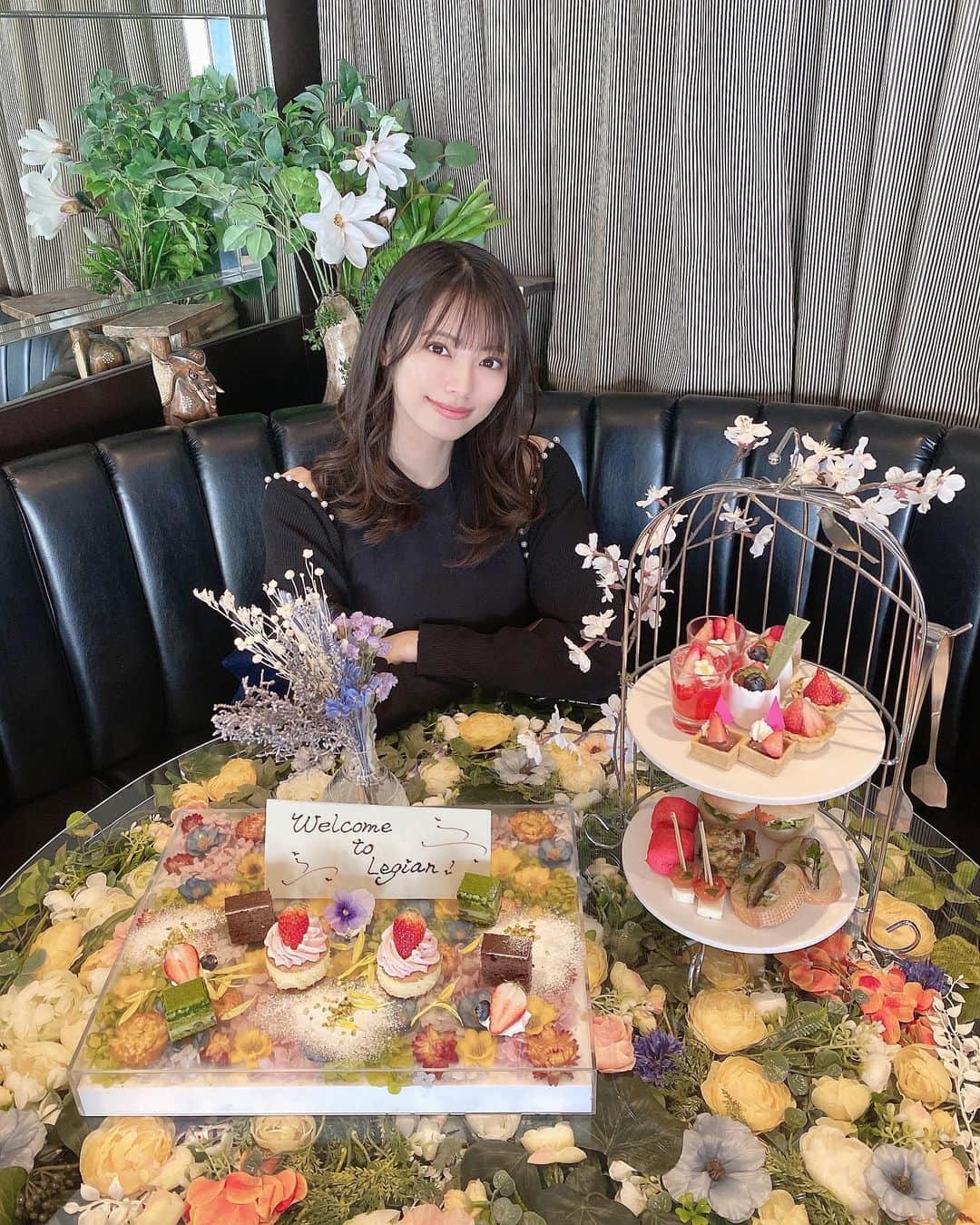 橘沙奈のインスタグラム：「*  @legiantokyo の、 苺と桜のアフタヌーンティー🌸.*･ﾟ  アフタヌーンティーだけでも可愛いのに、 ソファ席のフラワーテーブルも可愛いし綺麗💐🤍  メッセージ付きのフラワープレートも お祝いにぴったりだね🎉✨️  お庭のプールの見えるオシャレな店内も見渡せて、 最高の席でゆっくりお茶を飲みながら 美味しいスイーツを食べれて幸せでした🥰  https://www.legian.jp/index.html * * * * * * * * * * * * * * * * * * * * * * * * * * * * * #映え活 #supported #渋谷女子会 #フラワープレート #アフタヌーンティー #ヌン活 #渋谷カフェ #渋谷スイーツ #バースデープレート #🍰 #🫖」