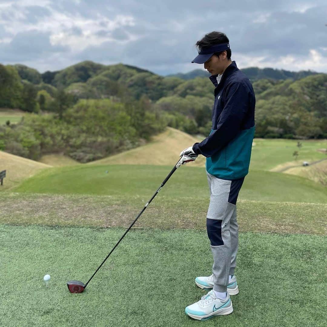 山岸将也のインスタグラム：「🏌️‍♂️動画は3枚目swipe👉 おにゅーのウェアとステルスで挑戦！ しっかり当たった時のステルスの音最高🤩  スコアは久しぶりに大叩き。 がしかし、人生初チップインパー！ これだからやめられないのです。笑  #ゴルフ #ゴルフ好きな人と繋がりたい #ゴルフ好き  #golf #テーラーメイド #テーラーメイドアパレル」