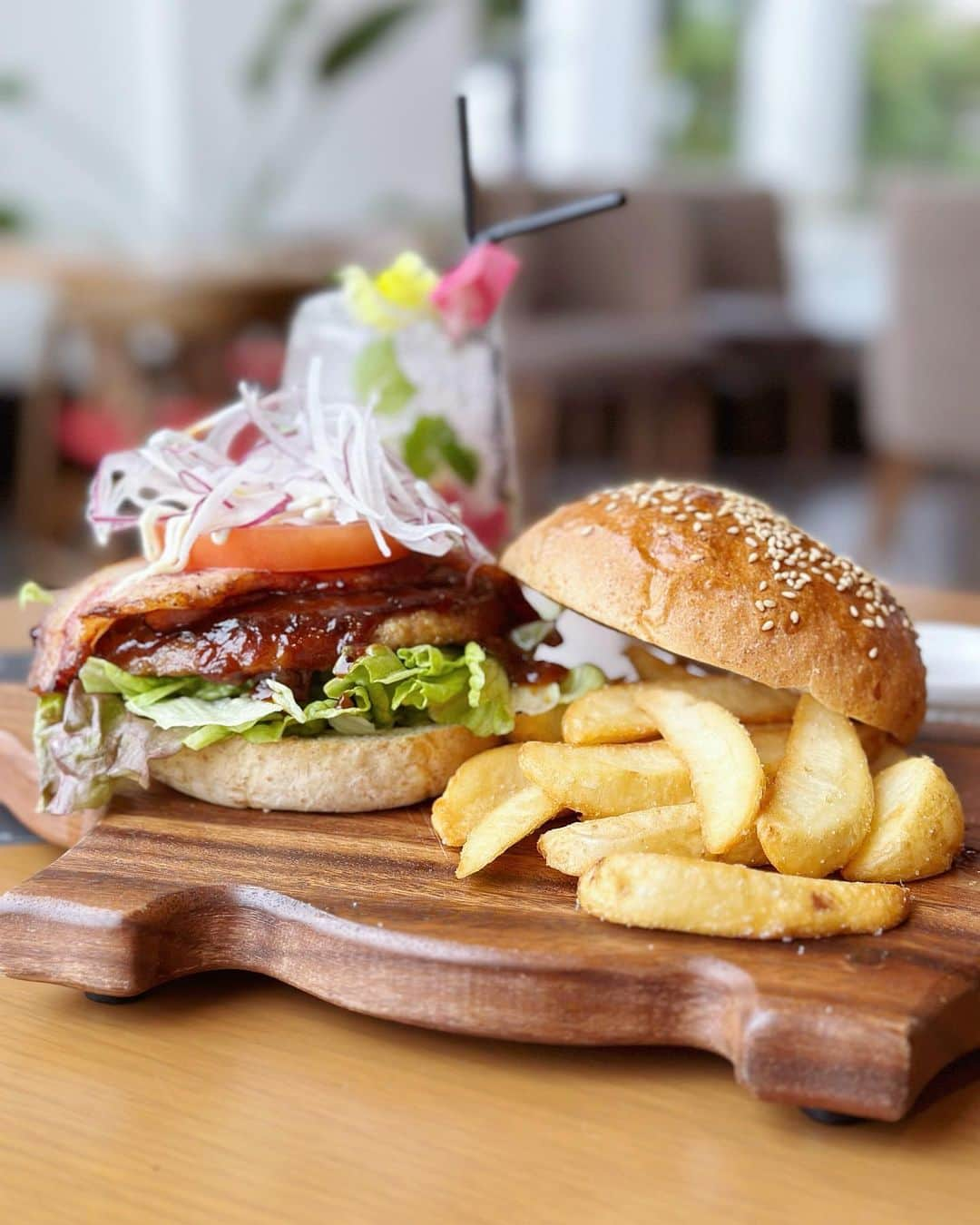 ベリッシモ・フランチェスコさんのインスタグラム写真 - (ベリッシモ・フランチェスコInstagram)「Today “Okinawan AGU Pork Bacon Burger” for roman gladiator in Okinawa🌴🌞💪 今日は!あぐーベーコンバーガー！🍔🍟🍹 Ogni tanto un buon Hamburger per il gladiatore romano! Veramente buono buono😂 #ベリッシモ #料理研究家 #francescobellissimo #cheflife #celebritychef #hamburger #hamburgergourmet #novotelokinawanaha #ノボテル沖縄那覇 #ハンバーガー #luxurylifestyle #luxuryfood #luxury #resortlife #resortlifestyle #沖縄 #沖縄グルメ #okinawa #okinawagourmet #okinawafood #okinawalife #vitamondana #semagna #patatinefritte #friedpotatoes #cocktails #enjoylife #foodporn #料理研究家ベリッシモ #bravohailettotutto」4月9日 12時41分 - bellissimoyoshi