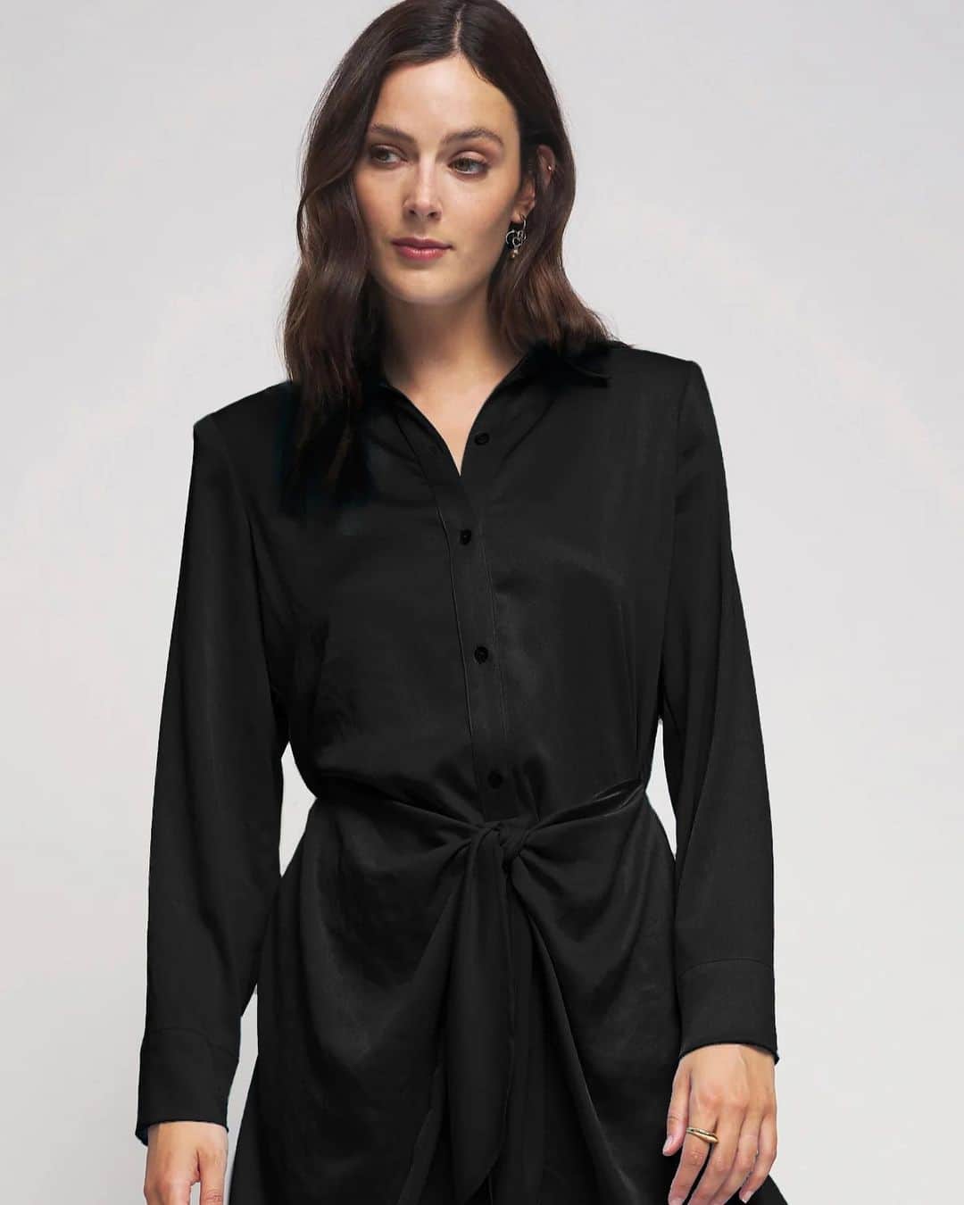ベイリー44のインスタグラム：「The Shahina Dress reimagines the classic shirtdress with a layered waist tie, creating a modern new silhouette.」