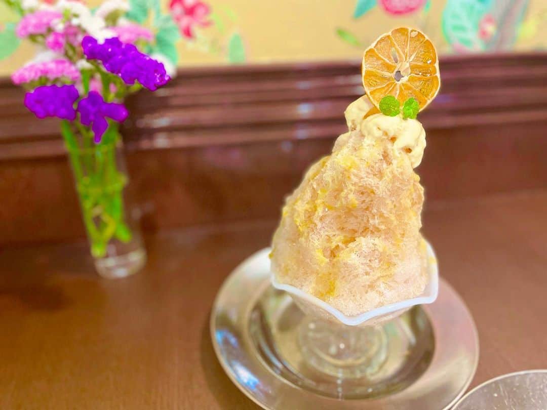 寿リリカさんのインスタグラム写真 - (寿リリカInstagram)「♡ 浅草で１年中かき氷がいただけるカフェにぴよちゃんといったよん🍧🐥💓 ♡ 名物の🍧不思議なかき氷🍧 ヨーグルトソースの上から、自家製フルーツソースをかけて仕上げるふわふわなかき氷🍧😘💓 思ったより大きくて映え😍💖 ♡ オレンジアールグレイ味はめずらしいよね🍊🧡中にオレンジの実も入っててすっきり美味しかったぁ🍊😋 ♡ 浅草寺付近が人混みすぎたから、混まない通りにある隠れ家カフェでゆっくりできてよかった🐥🐥💓 ♡ ☕️🌸サクラ咲🌸 @sakurasaku_asakusa  #浅草 #浅草グルメ #浅草カフェ #浅草スイーツ #浅草観光 #浅草かき氷 #かき氷 #カフェ #カフェ活」4月9日 12時50分 - ririkakotobuki