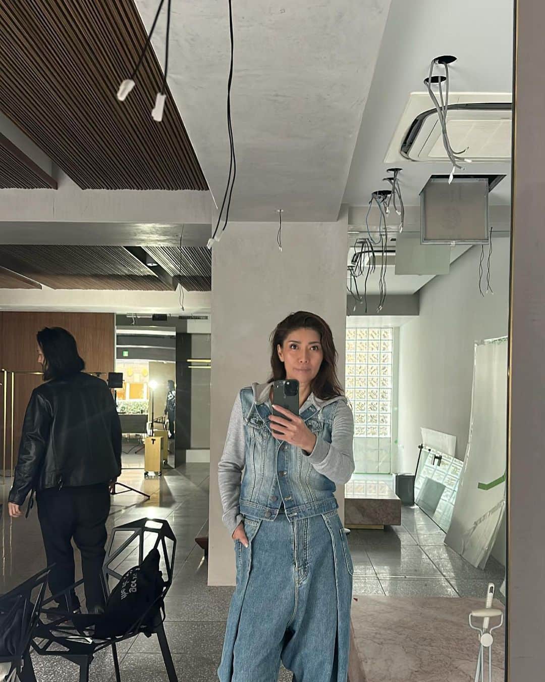 Taki Tanakaのインスタグラム：「#PhotoDump in Tokyo and Yokohama  1.2.3. 6th of April 新しいI Z A @iza_official の現場にて。  1.#ootd  jacket #HM  pants #LOEWE デニムの上下はH&Mと#ロエベ 。どちらも昔のもの。 #良いもの好きなものを長く愛そう   2.今回のI Z Aの大きなコンセプトは #解体をデザインする  さまざまな理由からうまれた私たちの全く新しいチャレンジ。なかなかのびっくり仰天プロジェクト。楽しい。 @shogo_onodera チームと素晴らしいアーティストのみなさんと共に。 #sdgs #sustainability   3.最大の課題の１つはこのドラマティックな階段。  4.この日の夜はまこちゃん @makotonakagawa に3/28生まれのヒロシさん @hiroshi_tanabe と4/1のタキのBDを祝ってもらう。 二次会は @shinsuke_enomoto_  に会いに。すごく楽しかった。  5.まこちゃん最後は絶対明菜になるの。 同世代とのカラオケはいつも格別。  6.7.8. 4th of April 同じく3/25生まれの#アンミカ ちゃまと合同BD会。2年連続の開催。いろんなことがあっても無事に一歳年を重ねられて、笑顔で乾杯。なんてしあわせなこと。  9.10. 3rd of April 横浜へ現場下見に。 今年初めて開催されることが決まった #横浜国際映画祭 のレッドカーペットと船上パーティーをお手伝いすることに。本番は5/3。時間がなさすぎて心配だけど、港はやっぱり素敵。  #izastagram」