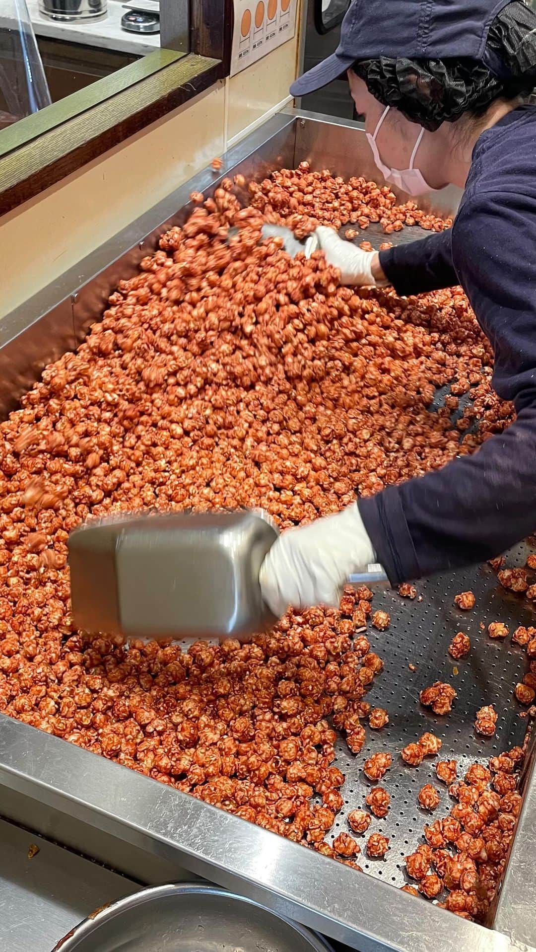 のインスタグラム：「. 春の限定レシピ第一弾として大好評いただいている 『ベリーベリー ホワイトチョコレート』🍓の販売は 4月14日までとなります。 まだお試しでない方は是非お近くの店舗までお越しくださいませ。  #garrett #garrettpopcorn #garrettjp #popcorn #ギャレット #ギャレットポップコーン #ギャレットポップコーンショップス #ポップコーン #原宿 #酒々井プレミアムアウトレット #名古屋 #南町田グランベリーパーク #土岐プレミアムアウトレット #岡崎 #ベリー #イチゴ」