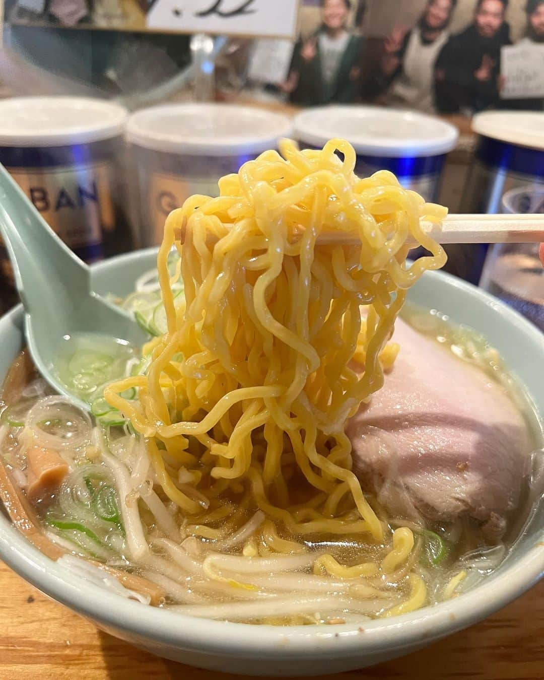 喜多よしかさんのインスタグラム写真 - (喜多よしかInstagram)「3月末の札幌帰省の暴飲暴食思い出記録✈️  念願のラーメン食べられてハピネスだったな… やっぱり北海道のラーメンって美味しい。 美味し過ぎて罪深い。  ◎狸小路の #喜来登 さんにて塩ラーメン🍜 ◎一粒万倍日だったので @sapporo_suwajinja に参拝⛩ ◎ランチのお寿司は @sushi_uoichi  ◎エリカさんとは安定の @kushidor.honbu スタート🍺  そうです、恐ろしい量を食べています…！！！ これ以外にも海鮮丼やスイーツなどなど摂取してるという事実🥹😇  #札幌グルメ#札幌ラーメン#狸小路グルメ#札幌寿司#寿司ランチ#魚一#一粒万倍日#諏訪神社#札幌諏訪神社#花手水#串鳥#札幌焼き鳥#札幌居酒屋#止まることを知らない食欲#暴飲暴食」4月9日 13時16分 - yoshika_1002_official