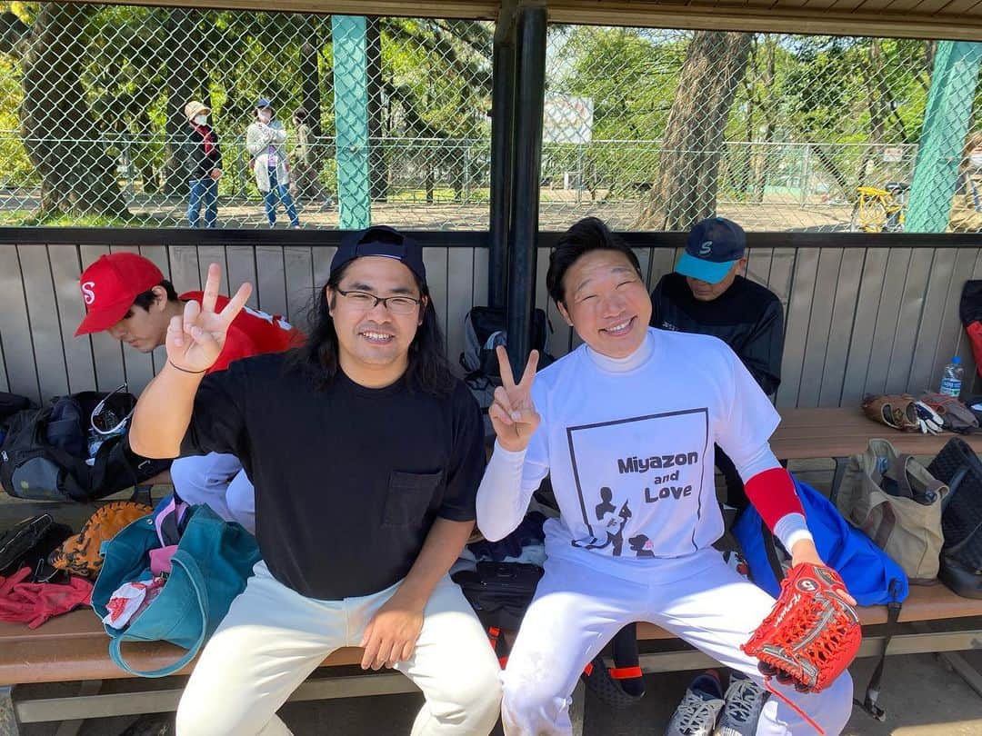 みやぞんのインスタグラム：「知り合いのカメラマンさんの野球に中岡さんと参加しました☺️✨  YouTube撮ったのでお楽しみに👍」