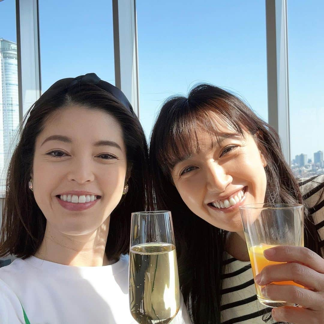 神田愛花さんのインスタグラム写真 - (神田愛花Instagram)「恒例の☀️ 浅尾美和ちゃんとの朝食会🥞💕 テレビ朝日『サンデーLIVE‼︎』生放送後という事もあって、浅尾さん、食べる食べる😂🥗🥪🧀🥩 ２時間半近く一瞬も静かになる事なく、この数ヶ月間の事をお喋りしまくりました☺️ 楽しかったなぁ💕 美味しかったなぁ❤️ お天気良かったなぁ☀️  #NYC #ニューヨーク #Barbie #バービー #pink #ピンク #浅尾美和 ちゃん #朝食会 #数ヶ月に一度 #恒例行事 #最高！ #神田愛花」4月9日 13時20分 - aikakanda