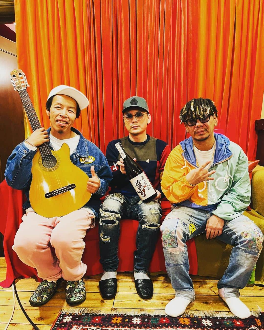 SPICY CHOCOLATEさんのインスタグラム写真 - (SPICY CHOCOLATEInstagram)「✴︎ 約１年振りの新曲‼️ レゲエチャート１位‼️ 制作期間１年費やした大作‼️  2023年4月9日リリース‼️ 今晩20時MV公開‼️  ぴかぴか feat.  Spinna B-ILL & EXPRESS  人生に苦難があっても、 諦めなければ 希望の晄が "ぴかぴか" 必ず見えるはず‼️  熱く、甘く、 超辛甘刺激的な 音楽体験を求めるなら、 SPICY CHOCOLATEの 新曲は必聴です‼️  聴いてくれて有難う‼️ まだの人はチェックよろしく‼  #ぴかぴか #SpinnaBILL  #EXPRESS #SPICY_CHOCOLATE」4月9日 13時23分 - spicy_chocolate23