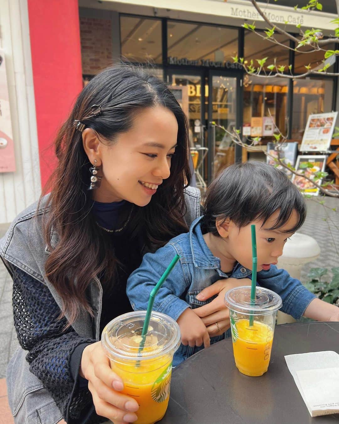 TANAKA SAKi 田中紗貴のインスタグラム：「⋆ もーすぐお兄ちゃんになるジロー👶🏻 まだまだ赤ちゃんやと思ってるのになー 下の子出来たら赤ちゃん返りするんやろなー🍼 ⁡ 昔助産師さんに 『ベビーは誰に抱かれても覚えてないけど   上の子は覚えてるから優先してあげてね』 って言われたのを今も覚えてる💭 真ん中っ子…毎日愛情たっぷり注ご🥺♥️♥️！ ⁡ ⁡ ⁡ ⁡ #妊娠９ヶ月#32w1d #第三子妊娠中#マタニティライフ #マンゴーパッションティーフラペチーノ  #冬でもコレ#スタバ #男の子ママ#二児ママ #次男#２歳１ヶ月#自我強めw #マタママ#ママモデル#男の子ママ #モデル#田中紗貴」