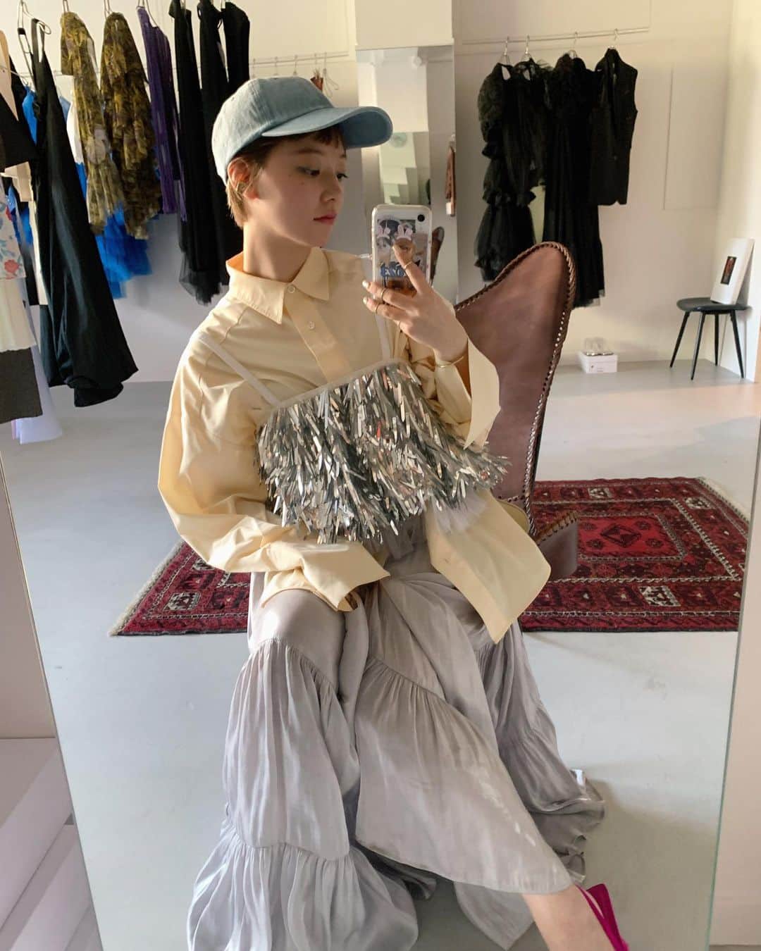 新美歩のインスタグラム：「.  VIVIANOのきらきらをいつものstylingにプラスワン🪩  Tシャツデニムに合わせるのも絶対かわいい〜！」