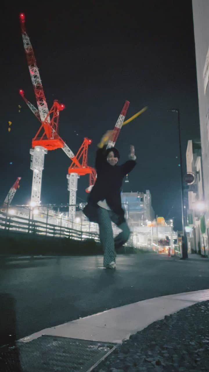 グリフォン國松のインスタグラム：「Construction site👷‍♂️ Nakano🤡strong wind🍃 #nakano #anime #工事 #夜景 #nunchaku #dance」