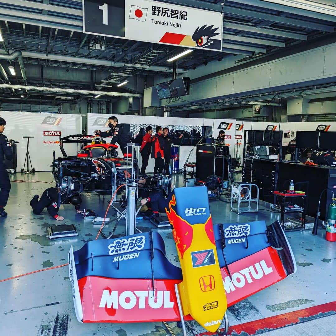 Saschaのインスタグラム：「pole sitter!」