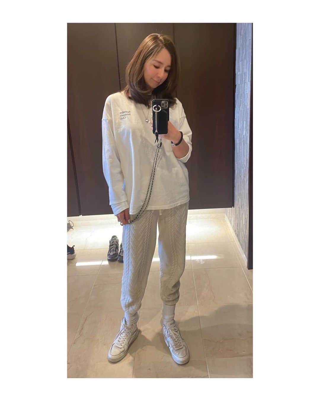 西村カナコのインスタグラム：「昨夜は @minako_yamamoto とのLIVEにお付き合い頂き有り難うございました☆🫰🏻🫰🏻😄 . . ライブ後はそのまま姉の家に @tk75c 奈々ちゃんと2人でお泊まり🎶 お風呂入った後も色んなブランドさんのスキンケアを試したり、朝から姉のクローゼットに入り込んで奈々ちゃんとコーディネートしてみたり、『女子のお泊まり会』を堪能😆✨✨ . . また来月、お泊りLIVE出来たらいいなぁ〜と思ってます🫶🫶 . . そしていよいよ 4/13-15に控えた @elleshop_jp のポップアップ at代官山Tサイト このポップアップ先行発売する @teechi_official プリントTシャツ（撥水撥油！）私も2枚は買わなきゃ‼️と狙ってます！白Tは沢山使うしね😎 白Tが汚れにくいって最強😙✨✨ . . 長時間は行けないのだけど、時間作って私も入れたらと思ってます🎶 ぜひ代官山まで足を運んでもらえたら嬉しいです‼️ . . そして大好きなブランド @sea_japan も近いタイミング4/15-17の３日間、代官山でポップアップを開催するそう！ . . @sea_japan 架空のスキークラブ🎿 Seavalley Mountain Clucの刺繍が胸元に施された直営店限定デザインロンTに、届いたばかりの @cozcozrin x @wrapinknot_official カシミヤニットパンツを合わせて🫶🫶 . . とにかく履きやすいし暖かいし、可愛いし😍 まだまだ朝晩は肌寒いから今のシーズンもベストだわ👍👍 . . 真っ白コーディネートは1番好きかも🥰✨」