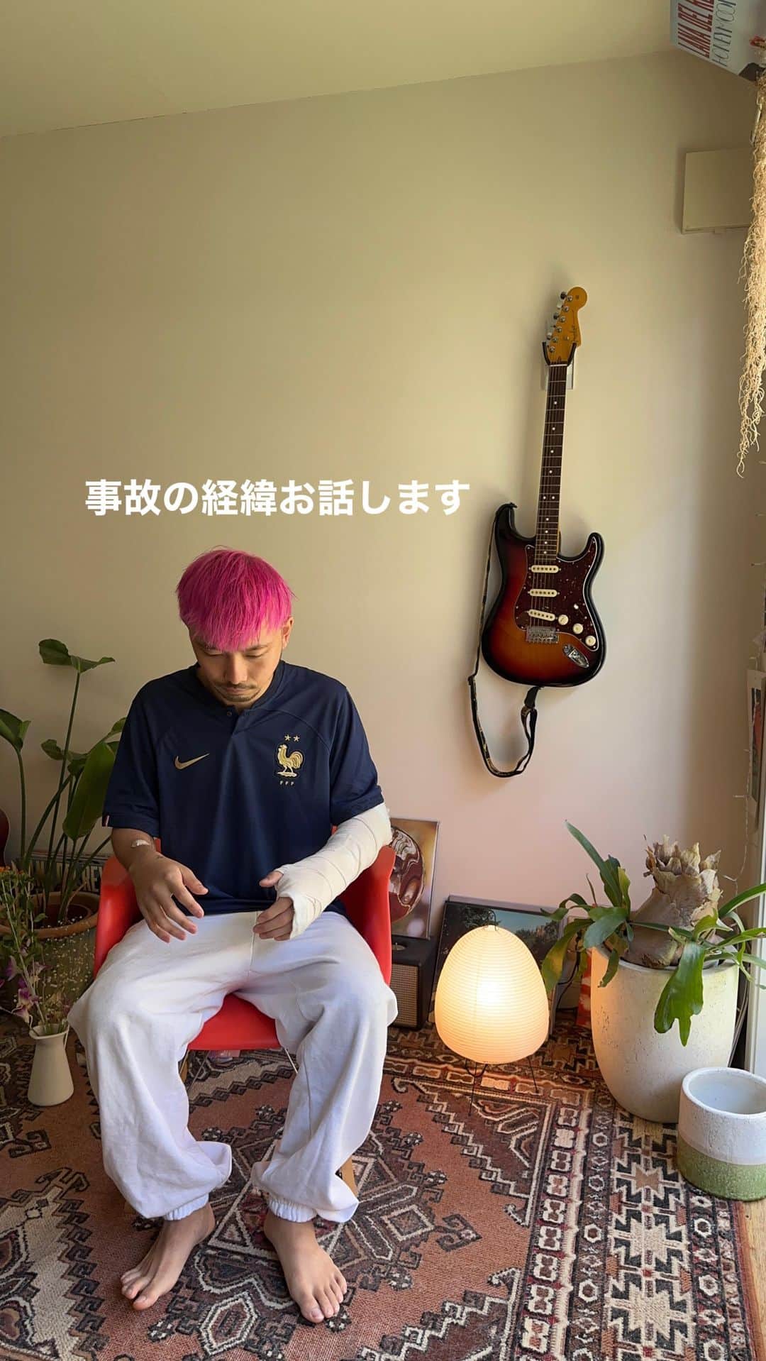 のインスタグラム：「事故の経緯をお話しています⚠️ ✴︎ 皆さまからのたくさんの励ましのお言葉やご連絡を頂き、本当に力になり嬉しかったです。本当にありがとうございました。 ✴︎ まだ身体がうまく動かせないので、このような形で、事故の経緯と体調報告をさせて頂きました。これが適切かどうか分かりませんが、何もせず家にいるのも嫌なので、何かしなくちゃと思い、インスタLIVEをしました。 ✴︎ 月曜日に大きい病院で検査、手術、入院などの予定なので、携帯を触れるうちにご報告したいと思いました。 また皆さんに元気な姿を見せれるようにリハビリ頑張ります！ ✴︎ LIVEを見て頂いた方、ありがとうございました。 今後とも宜しくお願い致します。  浜本　忠勝」