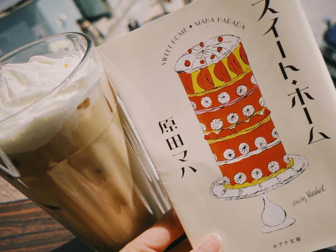 樋口日奈さんのインスタグラム写真 - (樋口日奈Instagram)「. 原田マハさんの描く物語、紡ぐ言葉が大好きです。 日の当たる窓辺でちょっぴり甘いミルクティーを飲みながら…それだけで最高の休日🤤  心があたたかくなって、私もこんな風に歳月を重ねていきたいと前向きな気持ちになれる一冊です。  #原田マハ さん #スイートホーム #book 📖」4月9日 13時37分 - higuchi_hina_official