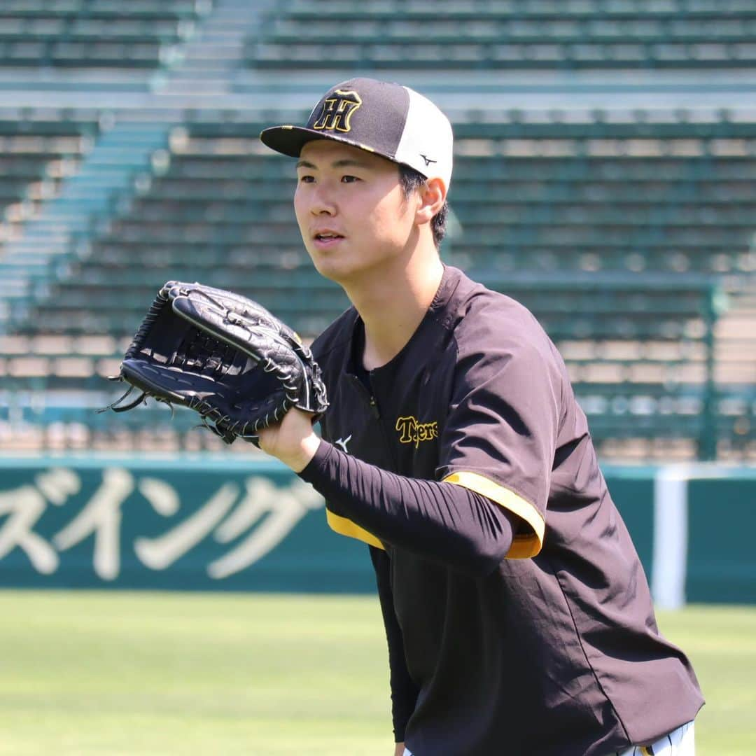 阪神タイガースさんのインスタグラム写真 - (阪神タイガースInstagram)「4月9日ヤクルト戦、本日の試合前練習の様子です！ #佐藤輝明 選手 #中野拓夢 選手 #森下翔太 選手 #岩崎優 選手 #浜地真澄 選手 #富田蓮 選手 #ジェレミービーズリー 選手 #石井大智 選手 #カイルケラー 選手 #西純矢 選手 #西勇輝 選手 #髪切りました #誰も気づいてくれませんでした  #湯浅京己 選手 #阪神タイガース  #ARE」4月9日 13時33分 - hanshintigers_official