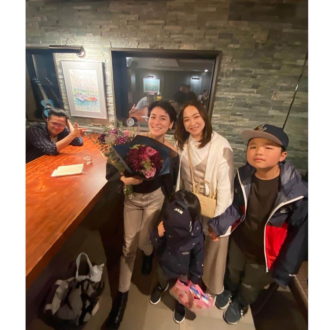 桃生亜希子のインスタグラム：「ALOHA Easter🥚🌈🎀✨  　今回は、Hawaiiの旦那さんの両親やお兄ちゃん夫婦も参加。 　BARオーナー千夏ちゃんのお母様や妹さん夫婦もいらして、アットホームな雰囲気の中スタートしました。 🏡✨ 　 　近くに引っ越してきた妹のような　@arishasegawa や大好きな友達も沢山来てくれて✨🙏 　大盛況のイベントになりました。 　 　千夏ちゃん　@vinohalemalino 、あきさん とあいこ　@aicosugawara いそ　@i.s.o.p._mc ファミリーからは、誕生日のお花までいただいて。❤️‍🔥🥹🙏🪷  　みんな、本当にありがとうございました🤙🏿🌞🌈✨🙏  　今回のMikeの描いたHawaiianなうさぎ🐰と友達のヤドカリ君も可愛かったな😆  #ingalleonhayama  #alohaeaster #ohana #familytime」