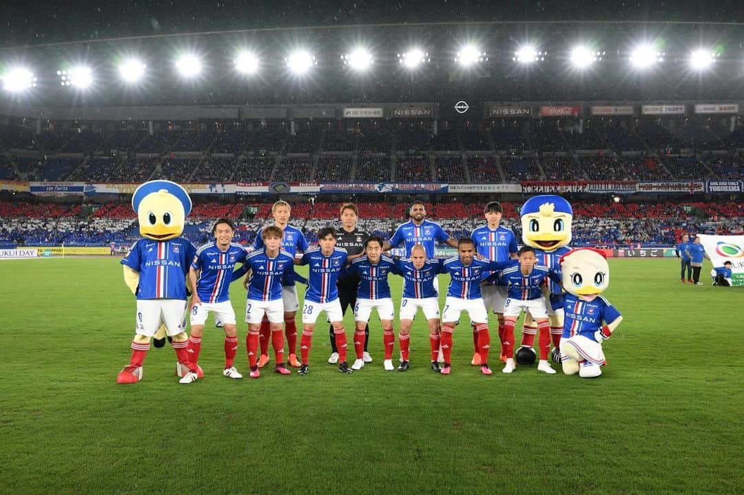 畠中槙之輔のインスタグラム：「_ 2023.04.08. +3points🔴⚪️🔵 雨で寒い中、昨日も最高の応援でした！🔥 まだまだ修正点はあるので、しっかり次に向けて良い準備します💪 #マリノスファミリー #みんなが #龍の帰りを待ってるぞ #fmarinos #横浜Fマリノス #newbalance #ZAMST」